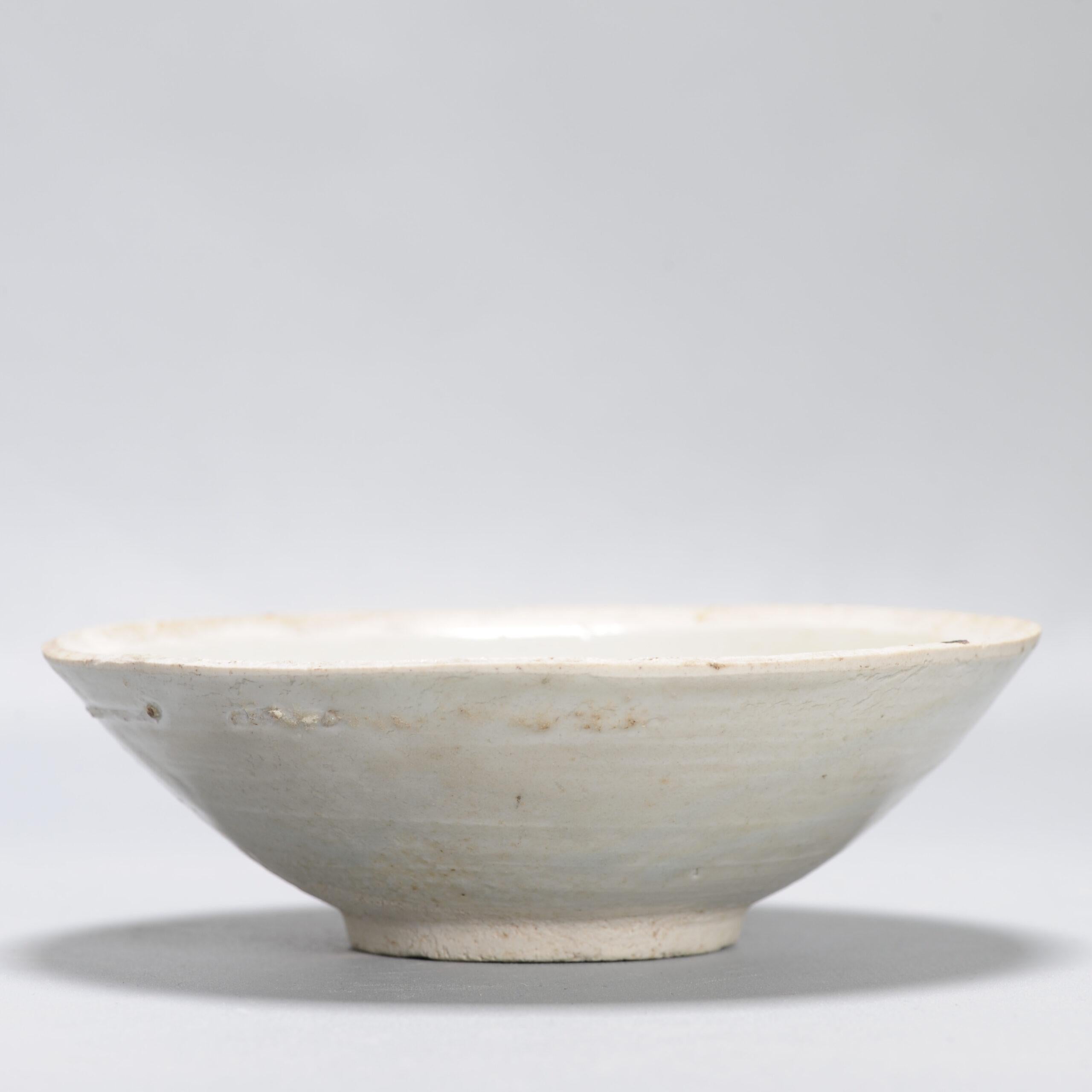Un très beau bol antique de la période des Song du Sud, en porcelaine de Fujian. Une grande qualité d'exécution avec de belles sculptures.


Condit
1 ligne dans le mur et le bord est un peu rugueux. Taille 16.5x5.2CM