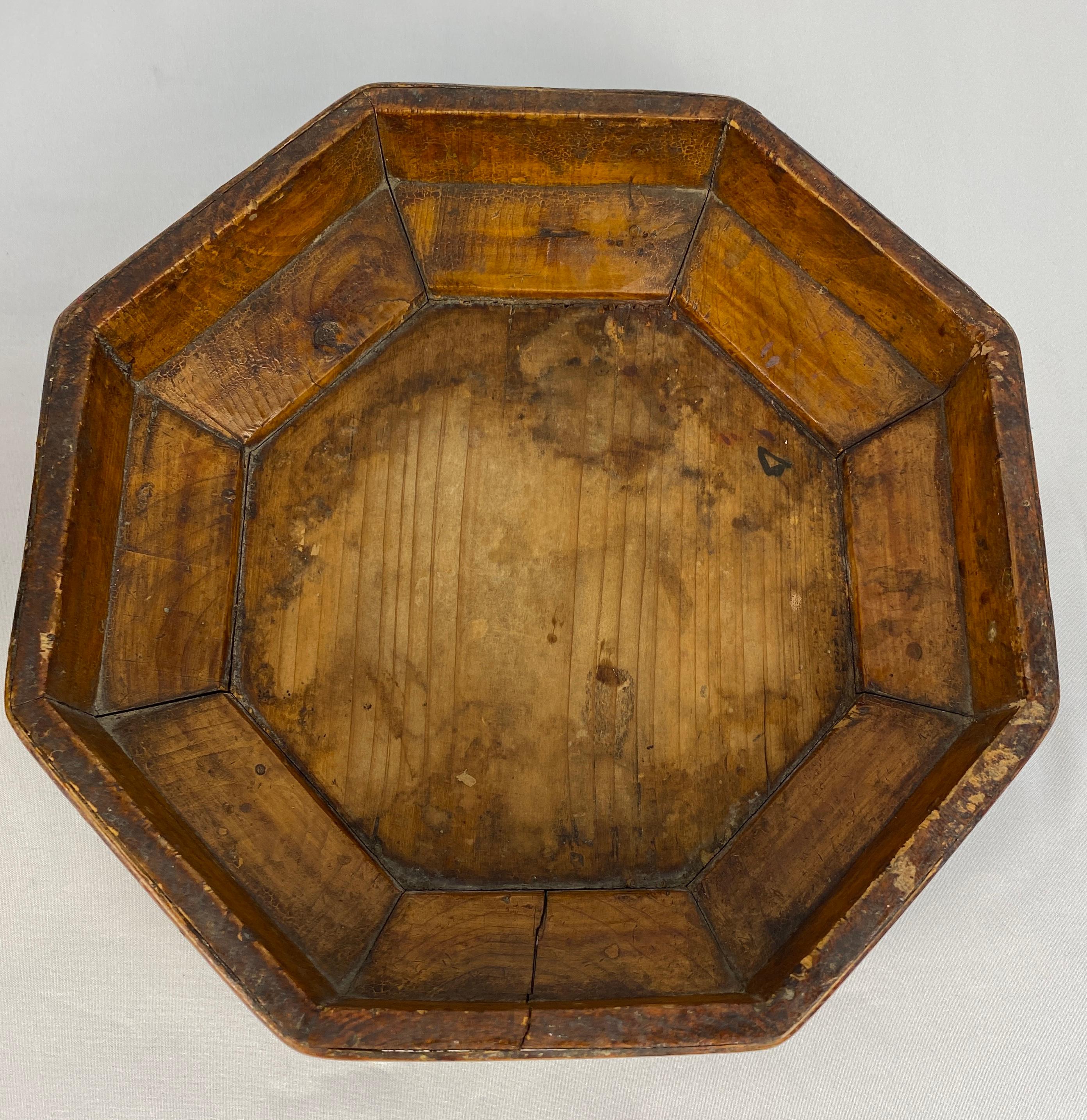 Fiambrera china antigua con asa tallada en venta 1