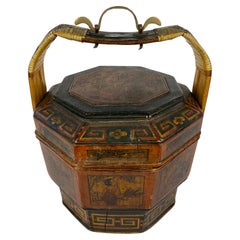 Antike chinesische Lunchbox mit geschnitztem Henkel 