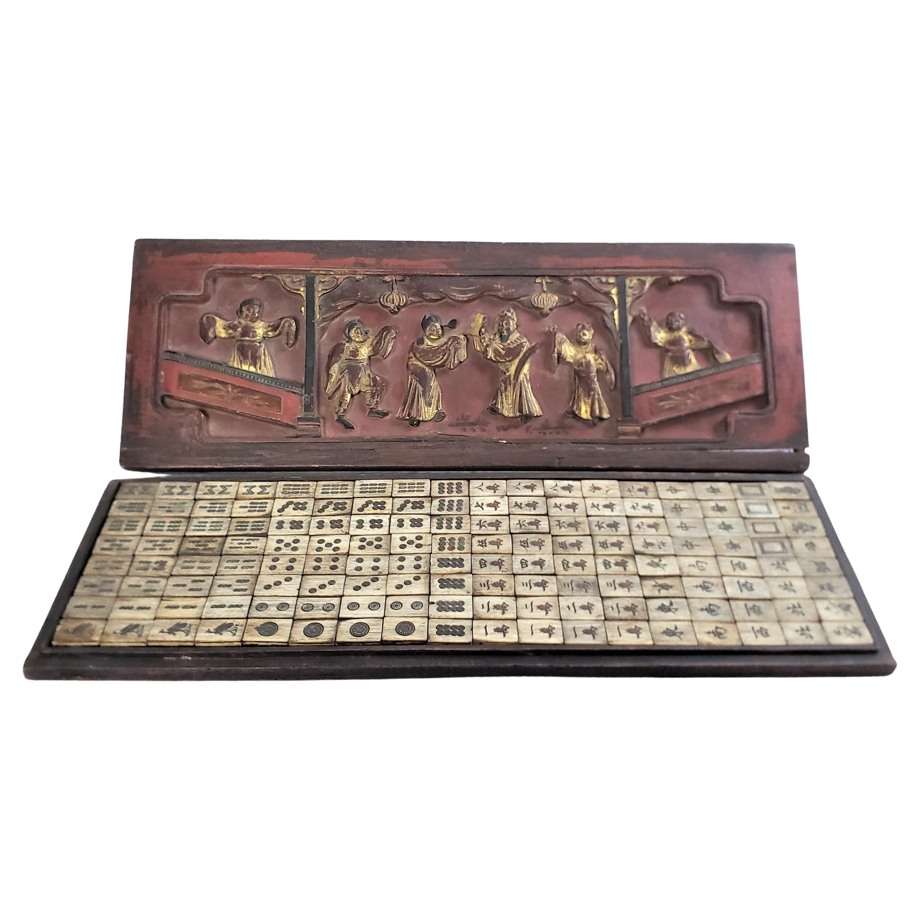 Antikes chinesisches Mahajong-Spielset aus geschnitztem und polychrom lackiertem Holz in passender Schachtel