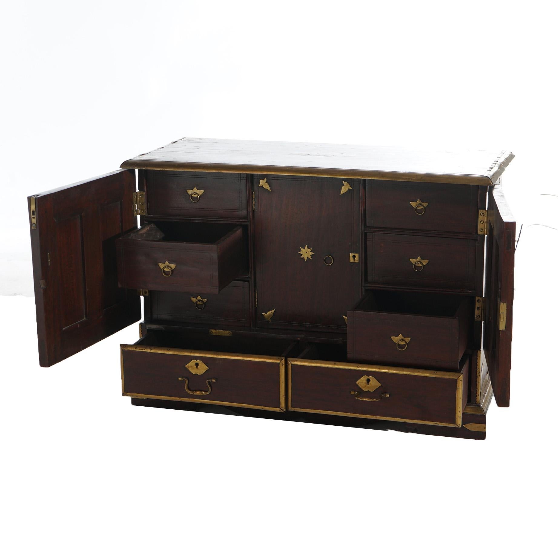 Antico portaspezie cinese in mogano con montature in ottone e doppie porte che si aprono all'interno con cassetti, XIX C.

Misure: 21,25''H. x 30,25''W. x 14,75''D.