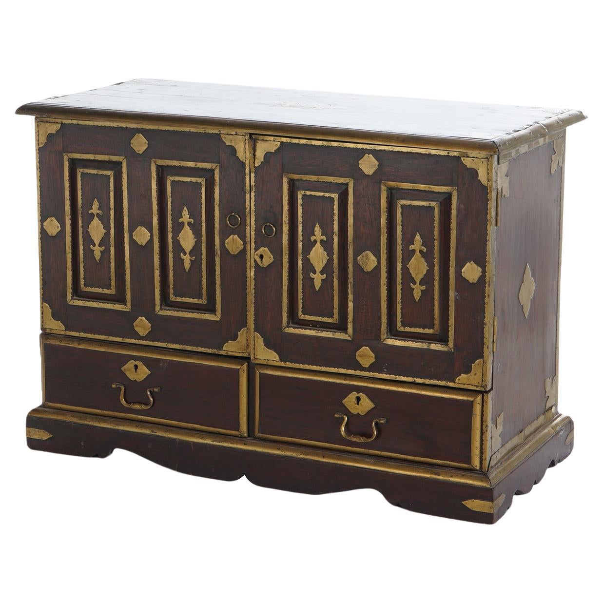 Antico portaspezie cinese in mogano con montature in ottone 19° C. in vendita