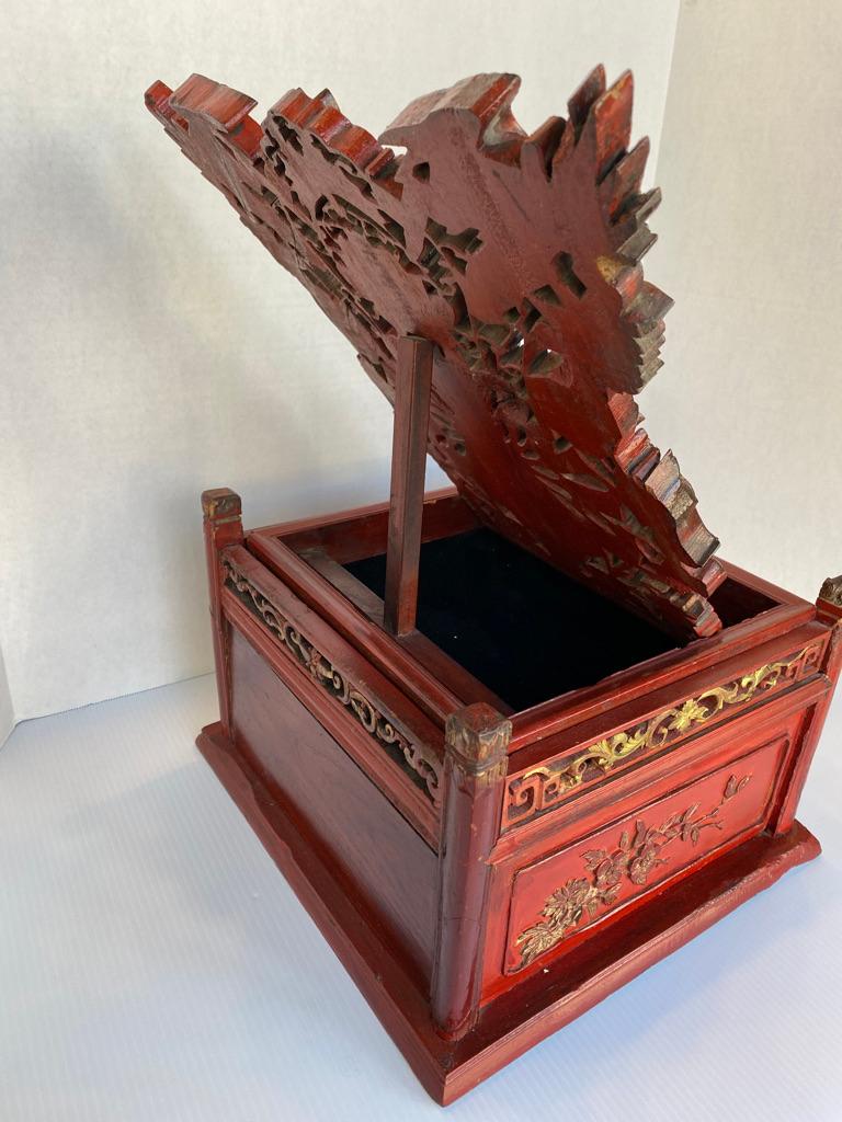 Antique Chinese Make-Up Box In Good Condition For Sale In Sarasota, FL