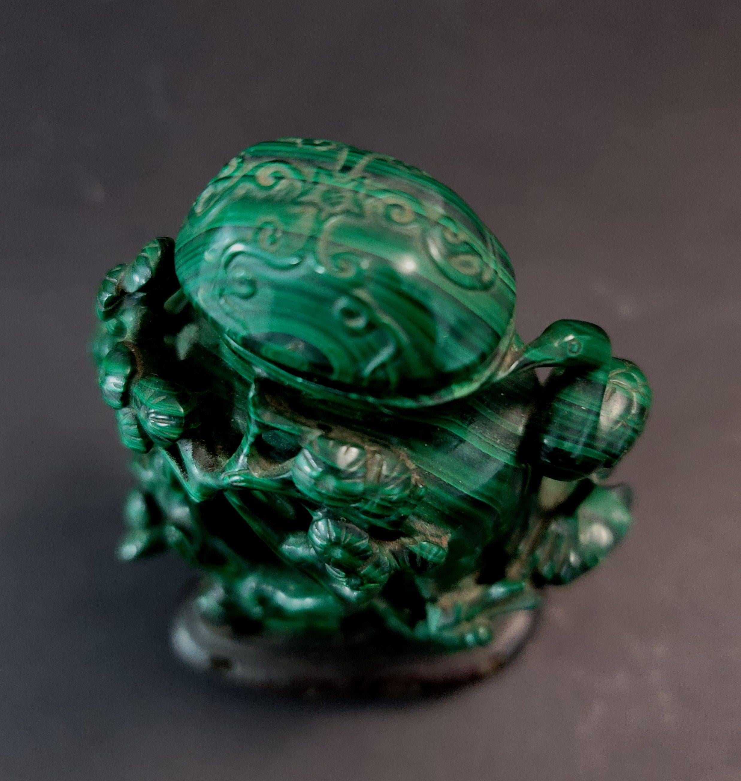 Sculptures chinoises anciennes en malachite « Vase » en vente 3