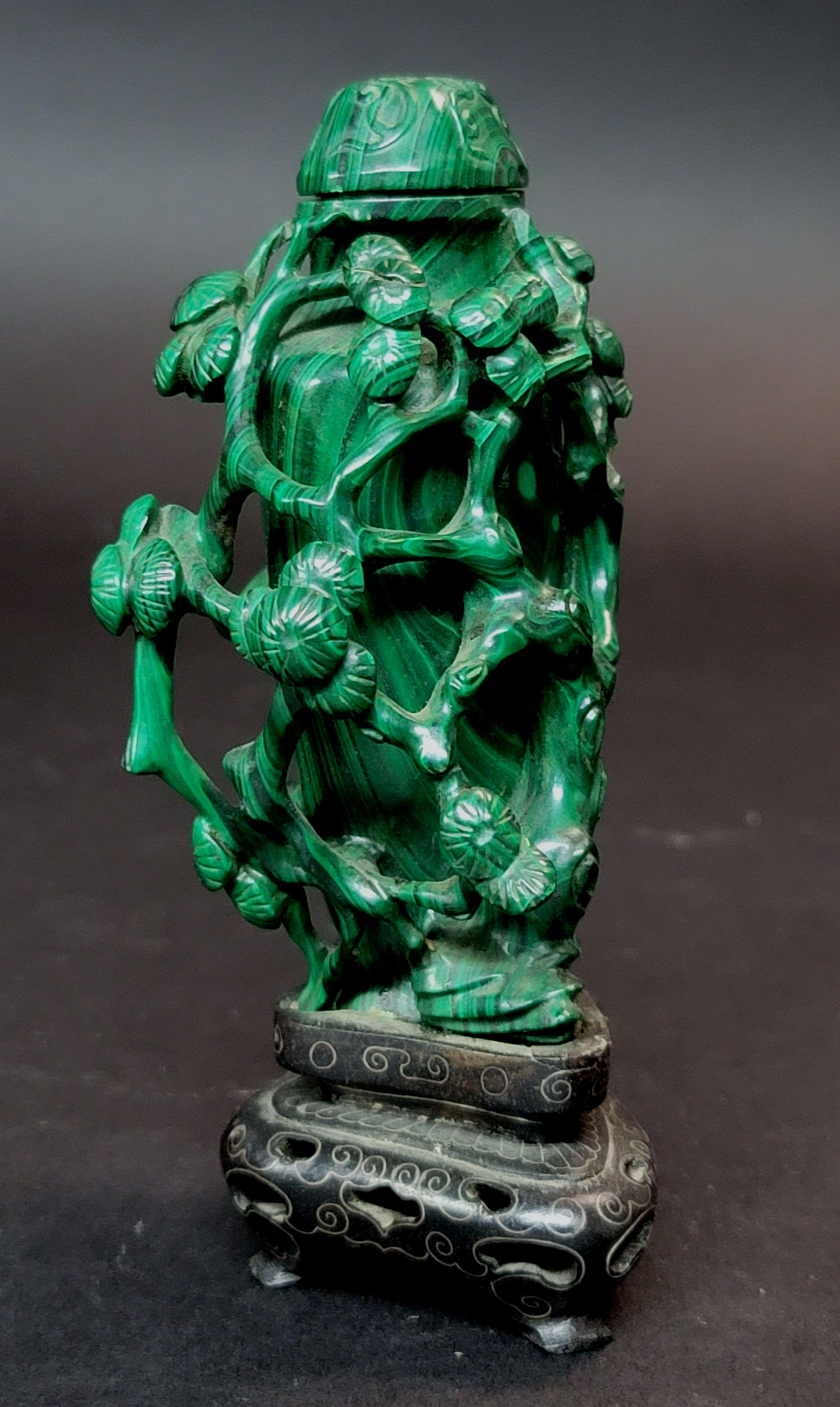 Chinois Sculptures chinoises anciennes en malachite « Vase » en vente