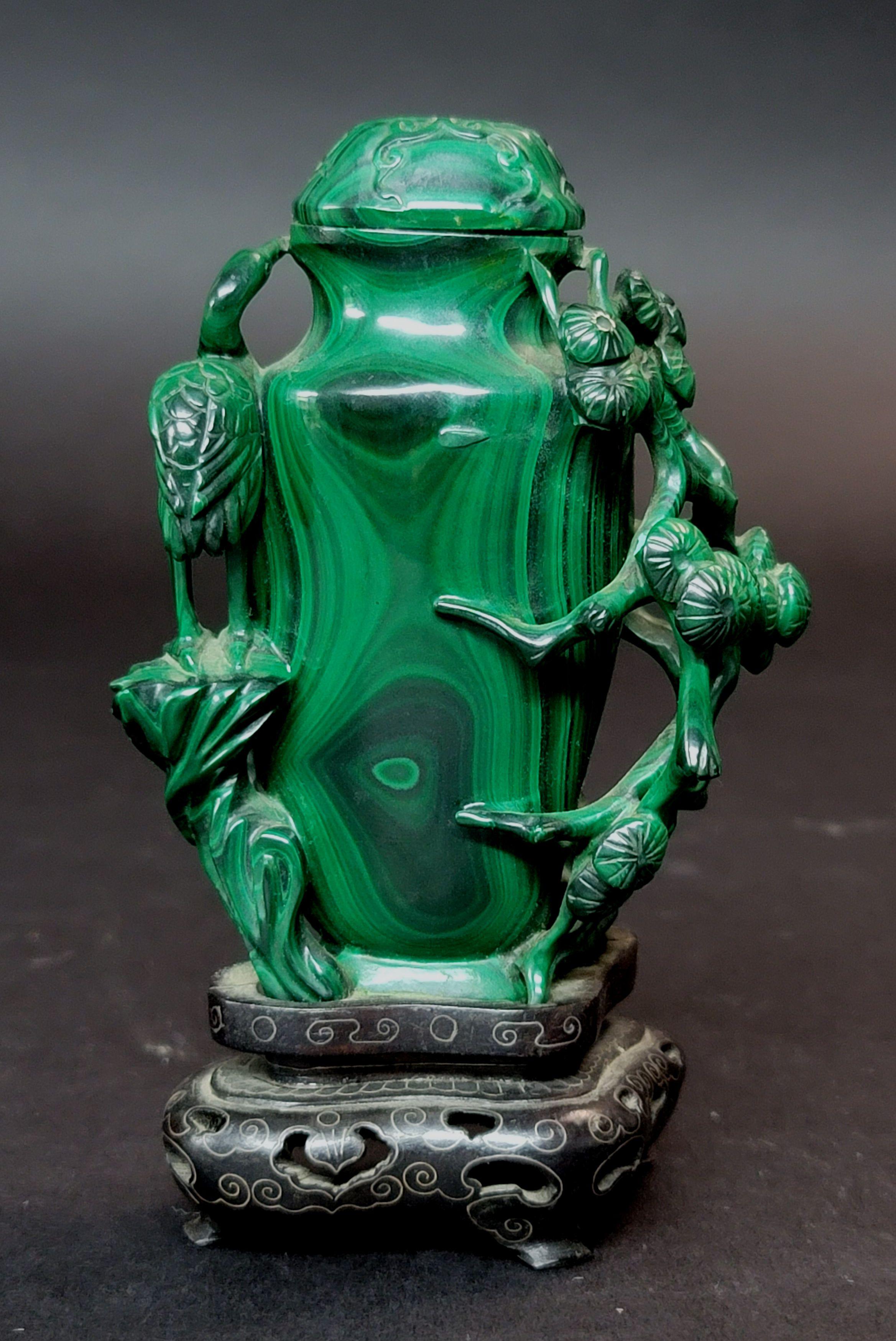 Sculpté à la main Sculptures chinoises anciennes en malachite « Vase » en vente
