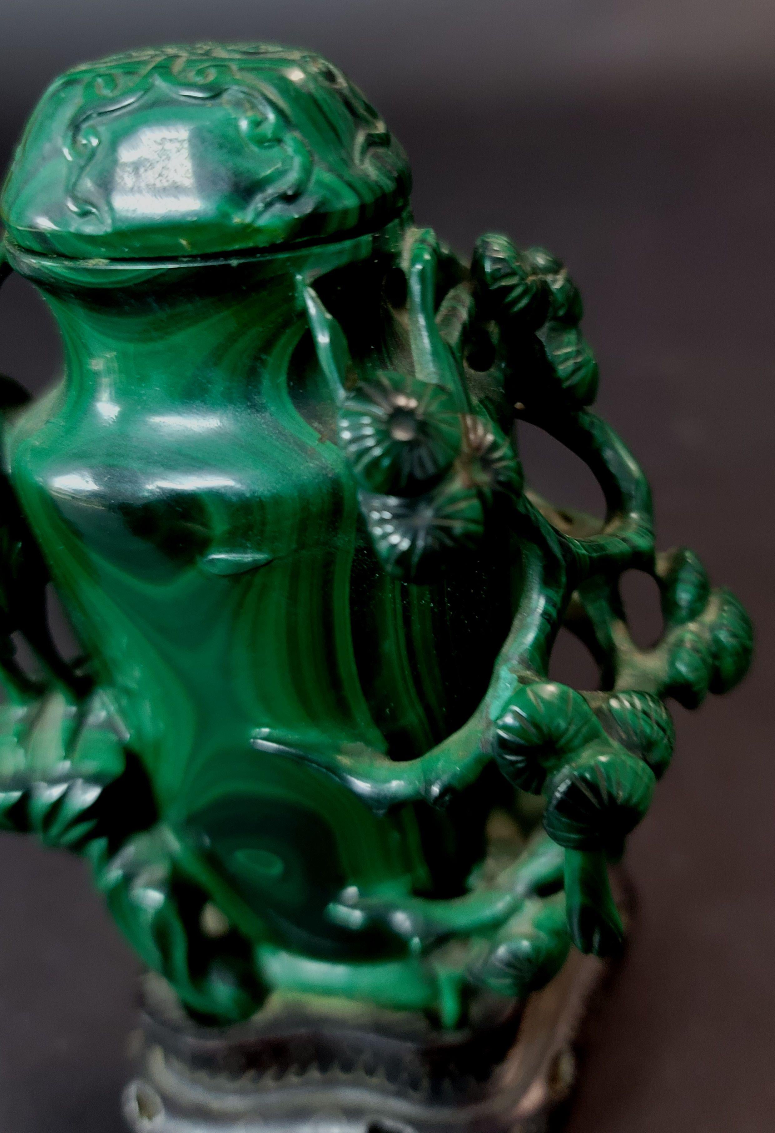 Sculptures chinoises anciennes en malachite « Vase » Bon état - En vente à Norton, MA
