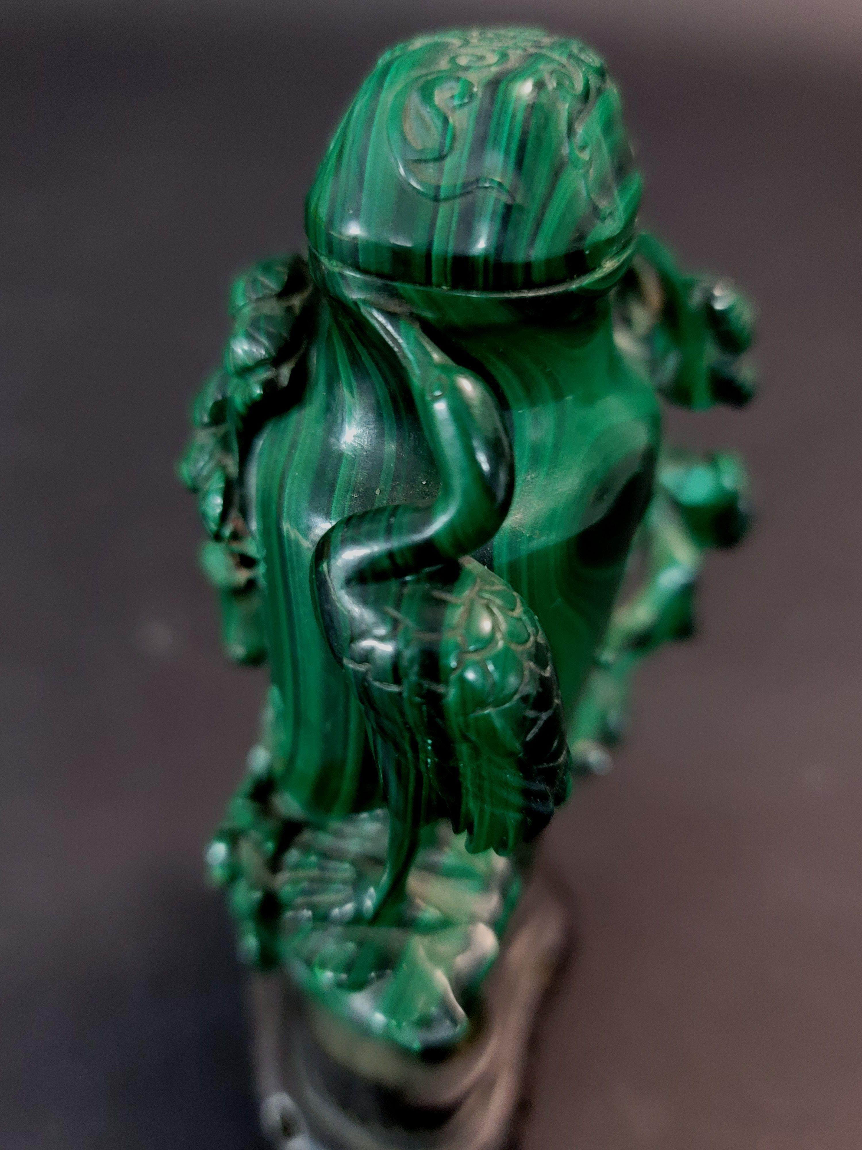 20ième siècle Sculptures chinoises anciennes en malachite « Vase » en vente