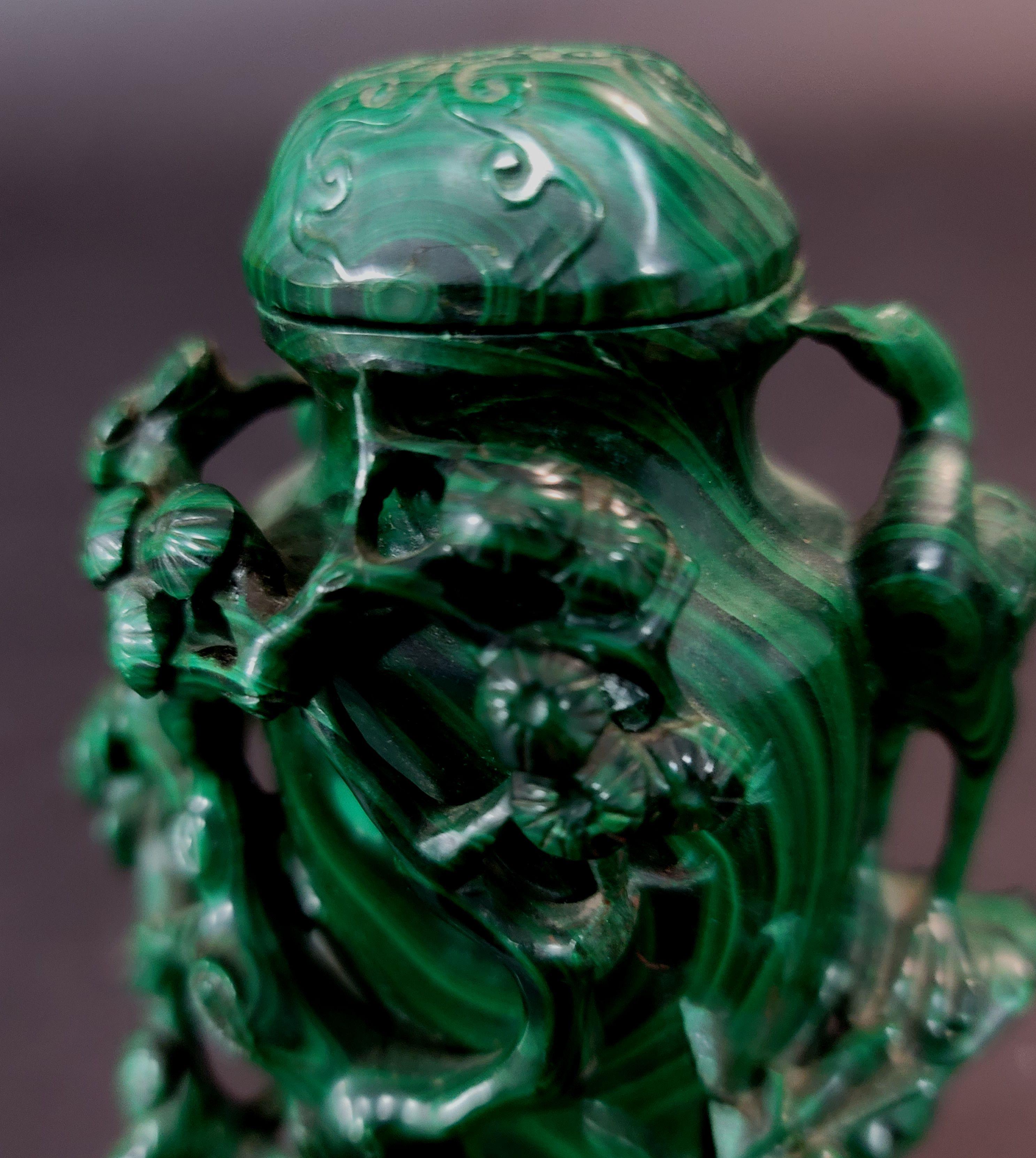 Pierre Sculptures chinoises anciennes en malachite « Vase » en vente