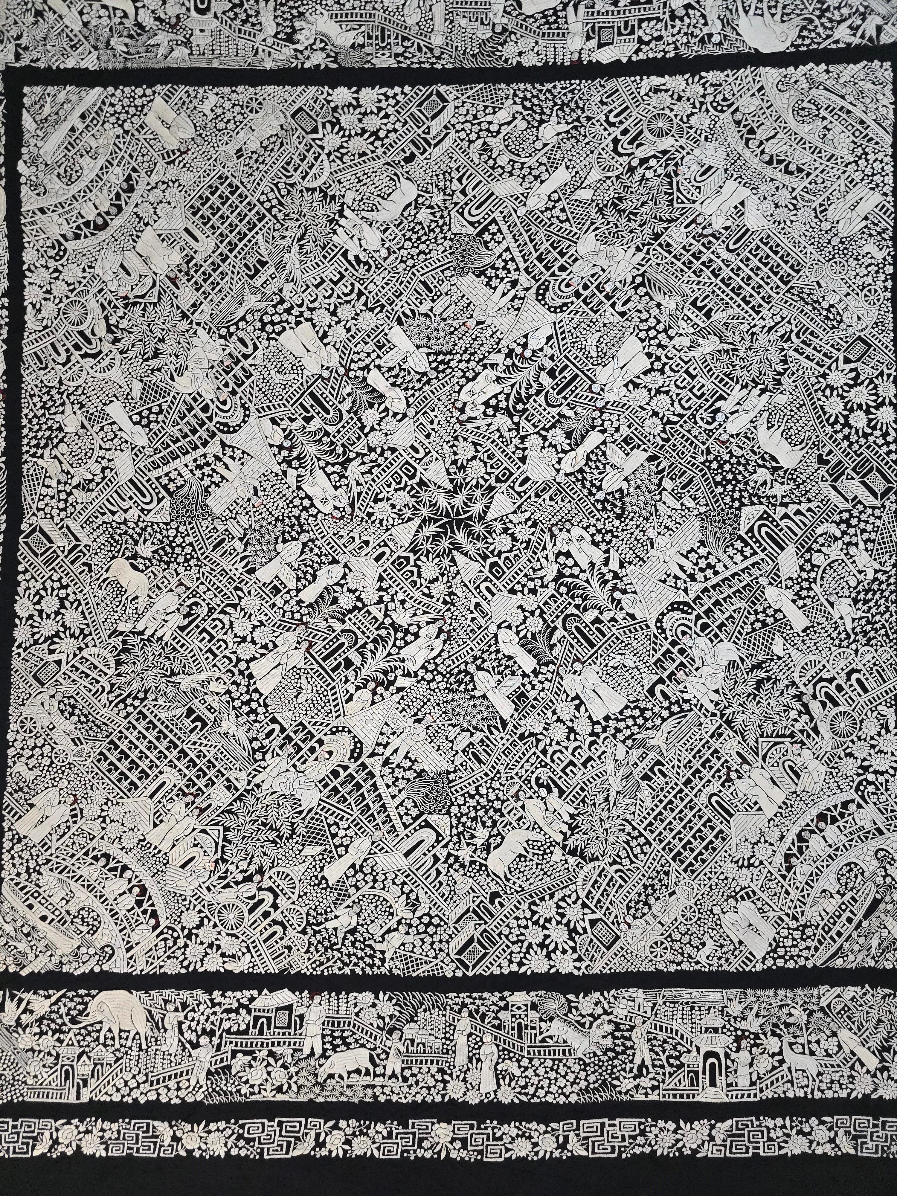 Superbe châle de Manille brodé en soie noire du XIXe siècle, présentant des motifs de chinoiserie complexes, notamment des figures chinoises, des palais, des animaux et d'autres éléments décoratifs. L'artisanat met en évidence les échanges culturels