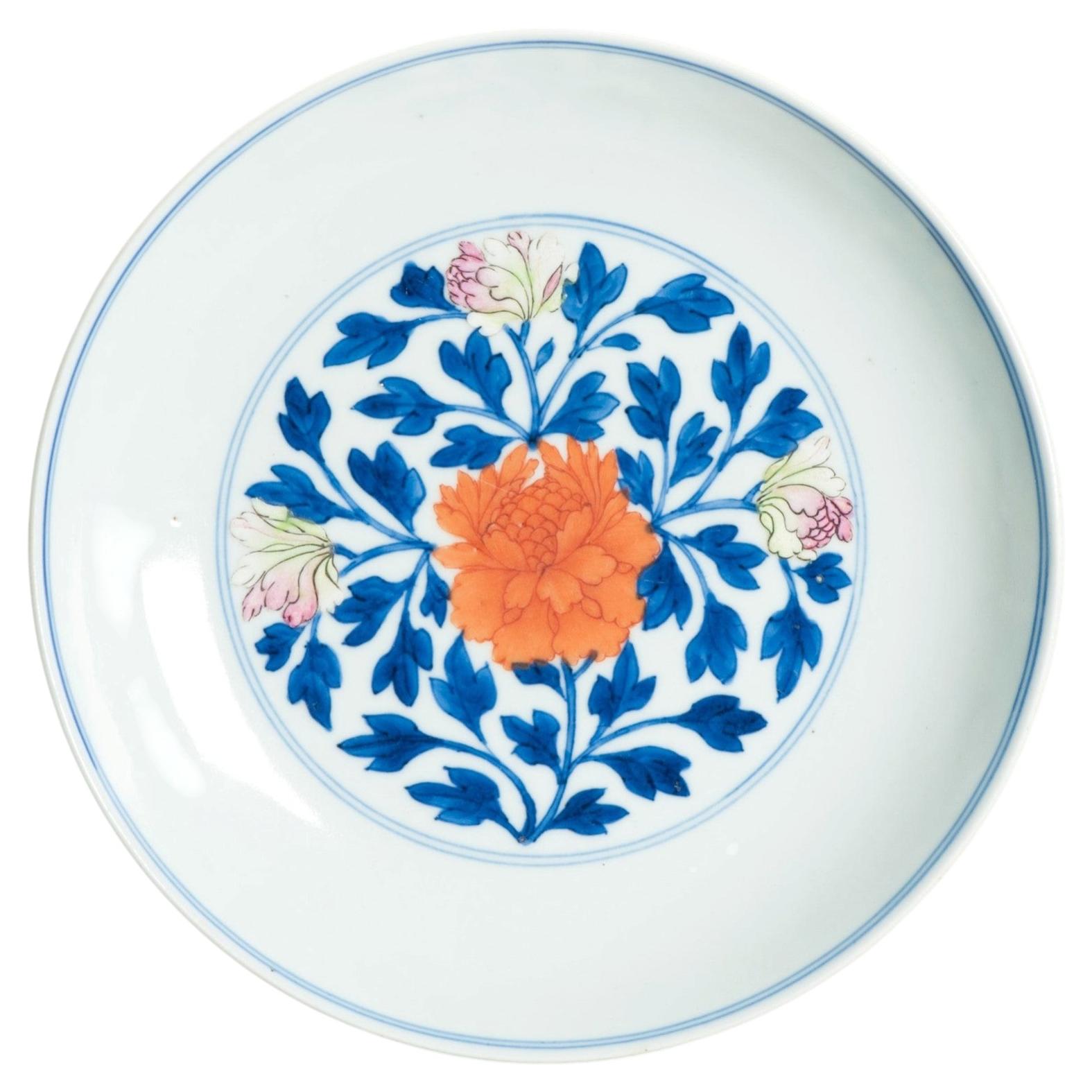 Antiguo plato de porcelana china de marca y época Famille Rose Marca Qianlong