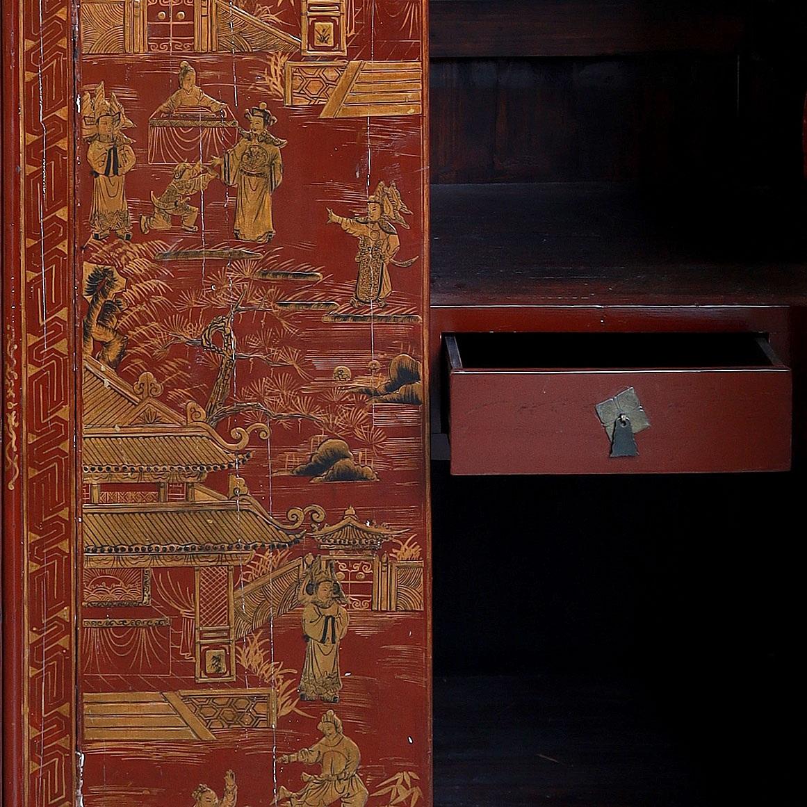 Un mobile cinese squisito e riccamente adornato, tradizionalmente regalato come parte della dote di una sposa. Caratterizzato da una finitura in lacca bordeaux intenso, simbolo di fortuna e felicità, è decorato con intricati motivi dorati, che