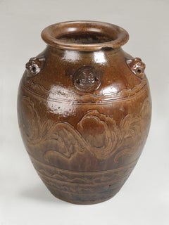 Antico vaso di stoccaggio cinese in gres Martaban usato durante la dinastia Ming