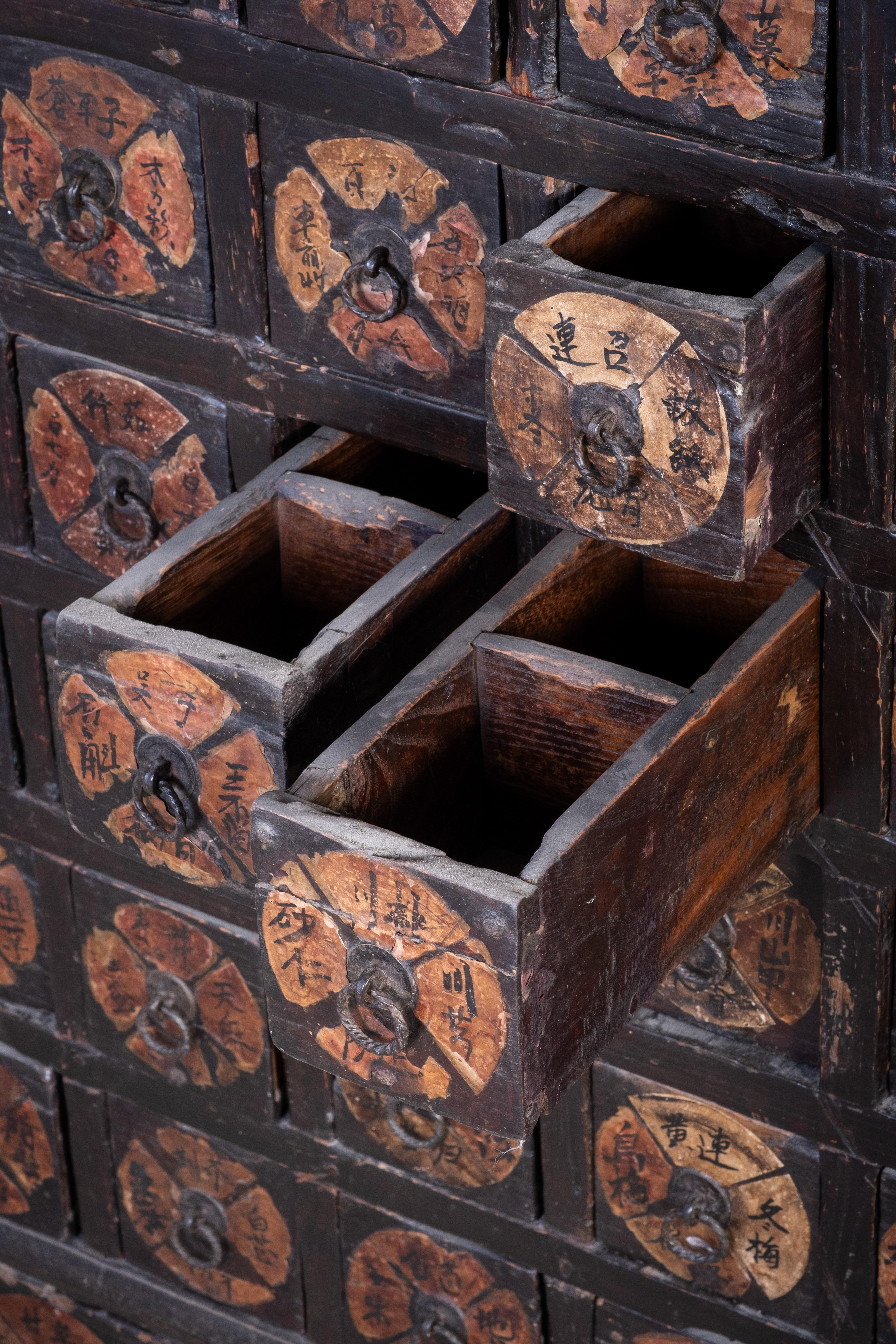 Antico armadietto cinese per medicinali, anni '30 in vendita 1