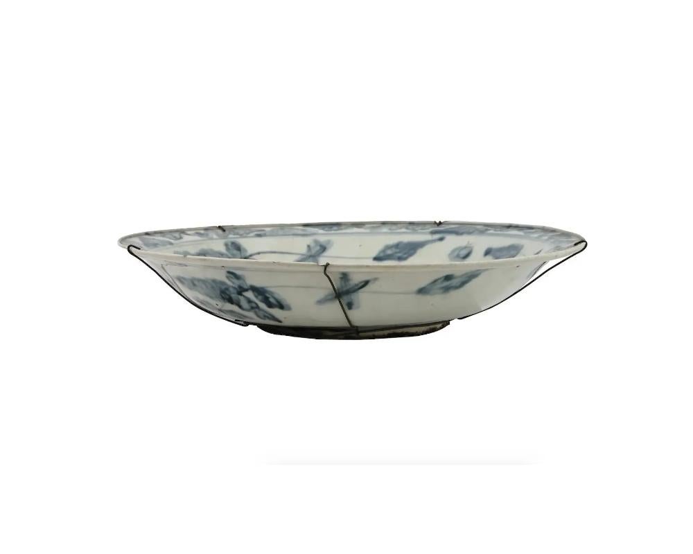 Peint à la main Ancienne assiette chinoise en porcelaine bleue et blanche de style Meiji en vente