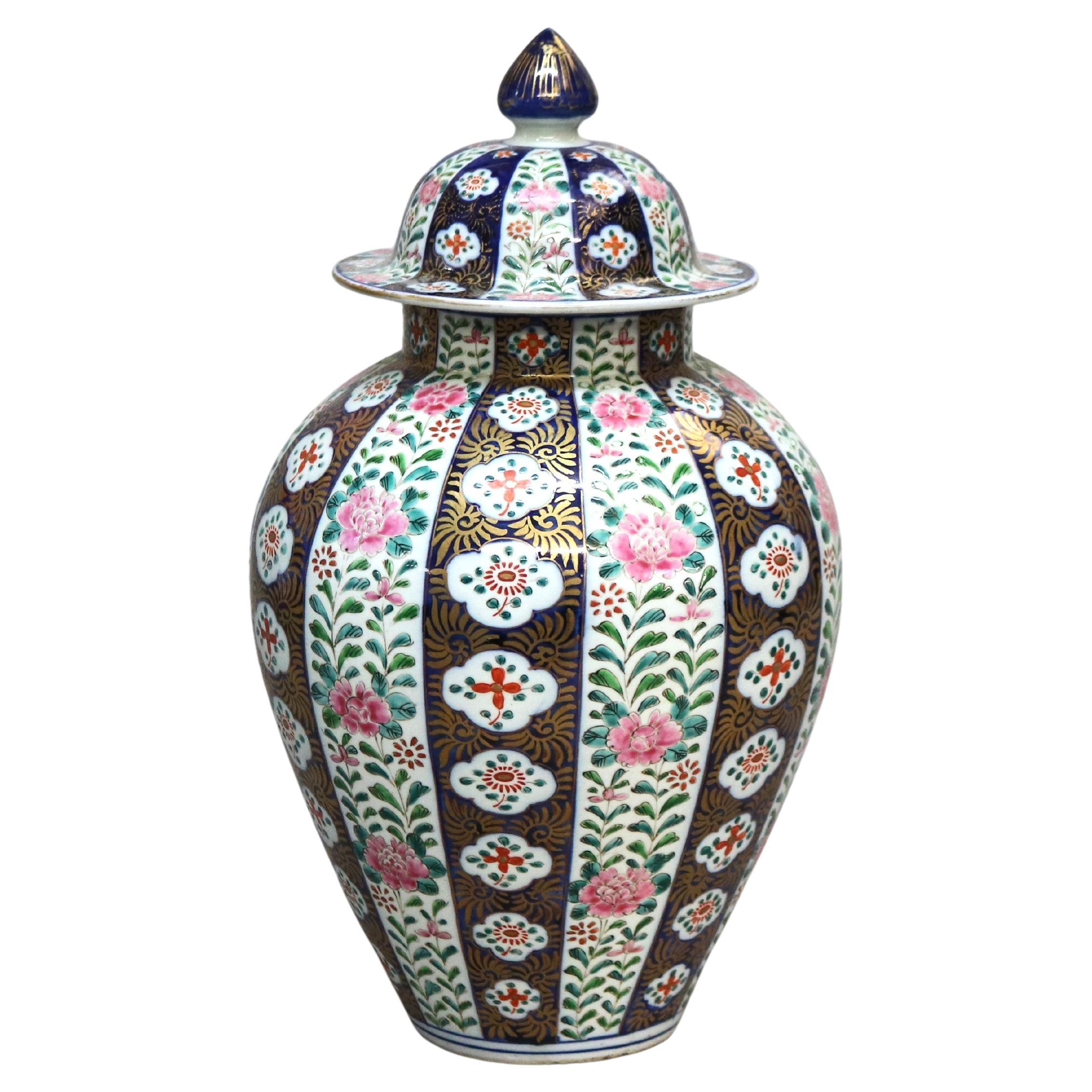 Antigua urna china Meiji de porcelana pintada a mano y dorada C1930