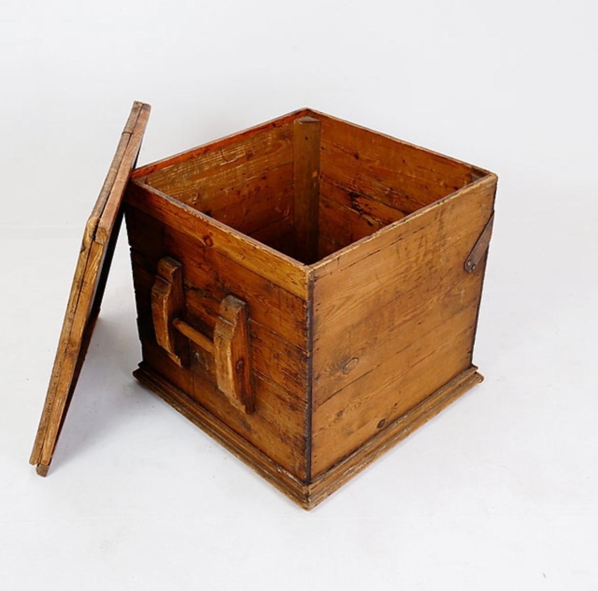 Antique Chinese Merchants Travel Chest

Wear consistent with age and use

Wabi Sabi - Vintage - Decoration
Measures : 68cmx64cm H:61cm 
Materials : Wood - metal 