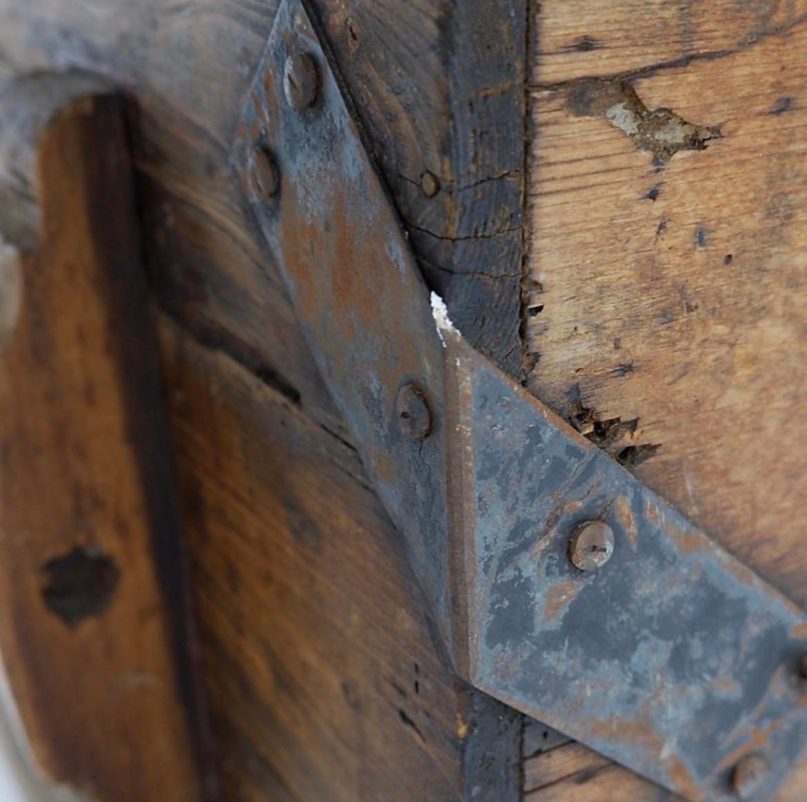 Antique Chinese Merchants Travel Chest In Fair Condition For Sale In Linkebeek, BE
