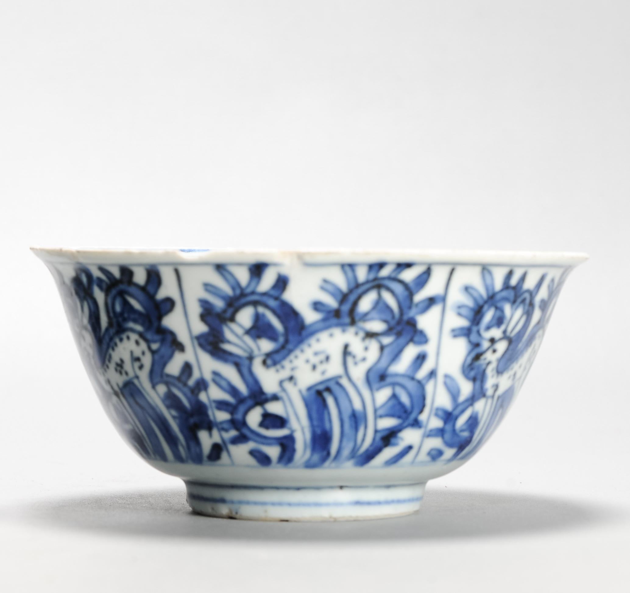 Eine sehr schön verzierte Schale aus der Ming-Periode des späten 16. und frühen 17. Jahrhunderts. Kraak-Szene mit Hirschen auf der Außen- und Innenseite.
Zartes und schönes Stück.



 
Bedingung
Einige Chips / Risse am Rand. 1 Chip mit einer Linie.