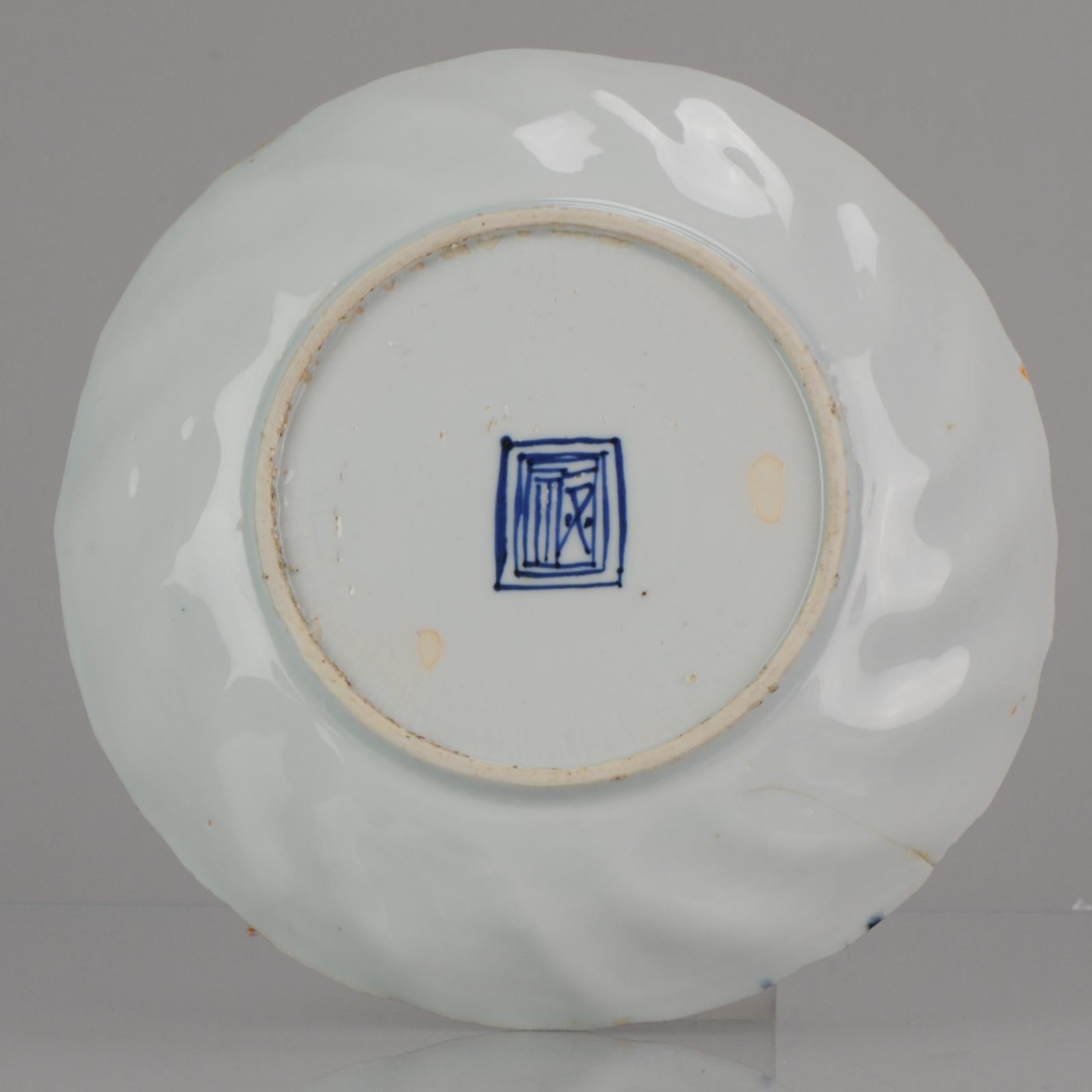 Ancienne assiette florale chinoise en porcelaine de Ming, base marquée d'un motif rare, 17e siècle Excellent état - En vente à Amsterdam, Noord Holland