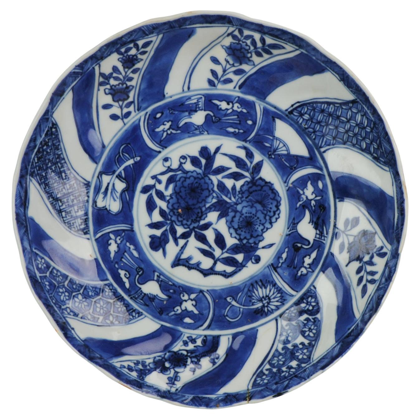 Ancienne assiette florale chinoise en porcelaine de Ming, base marquée d'un motif rare, 17e siècle