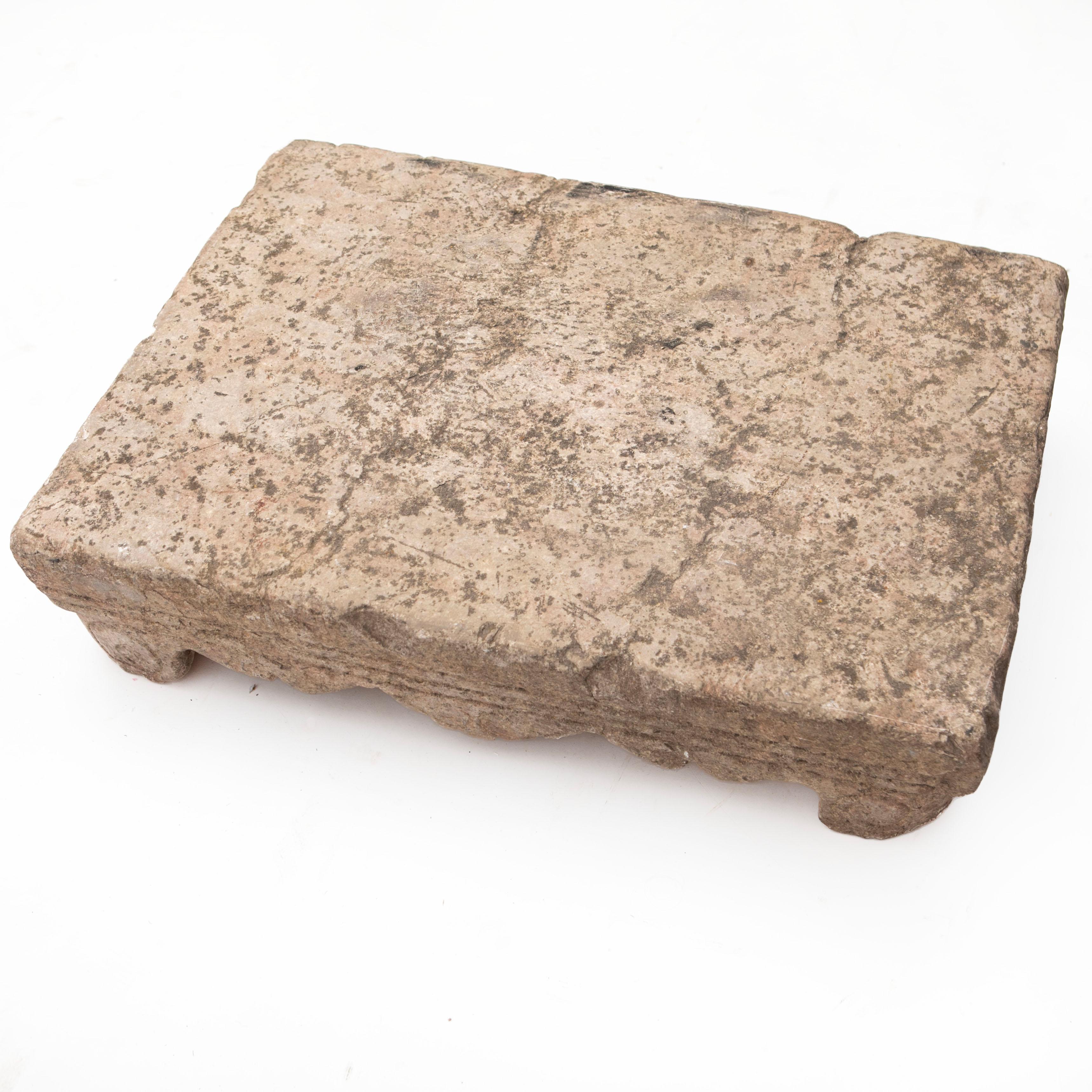 Chinois Ancienne table chinoise en pierre de Ming, vers 1500- 1600 en vente