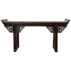 Ancienne table d'autel chinoise de style Ming avec tablier sculpté et patine noire