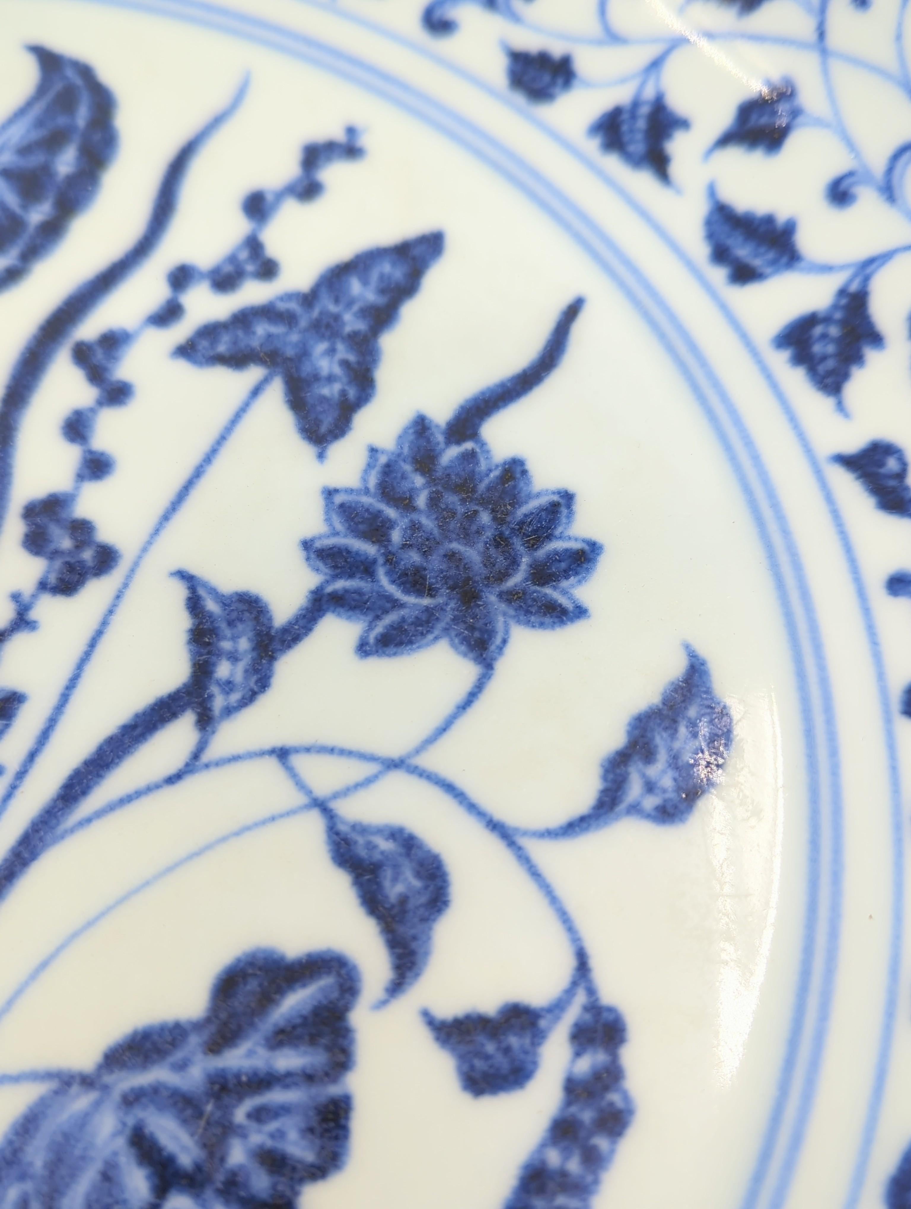 Porcelaine Ancienne assiette de présentation chinoise de style Ming en forme de lotus, bleue et blanche, 19e siècle Qing en vente