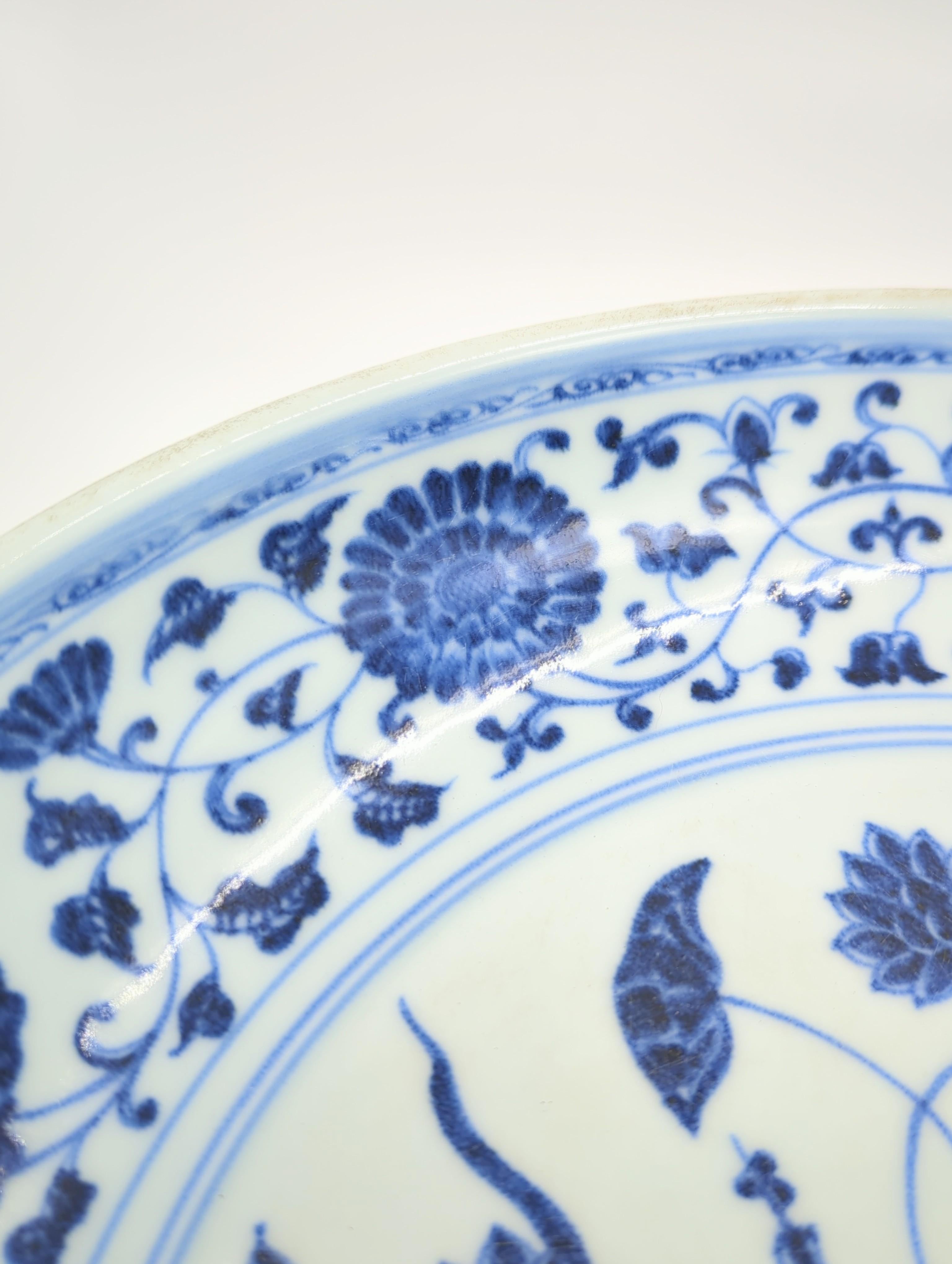 Ancienne assiette de présentation chinoise de style Ming en forme de lotus, bleue et blanche, 19e siècle Qing en vente 1