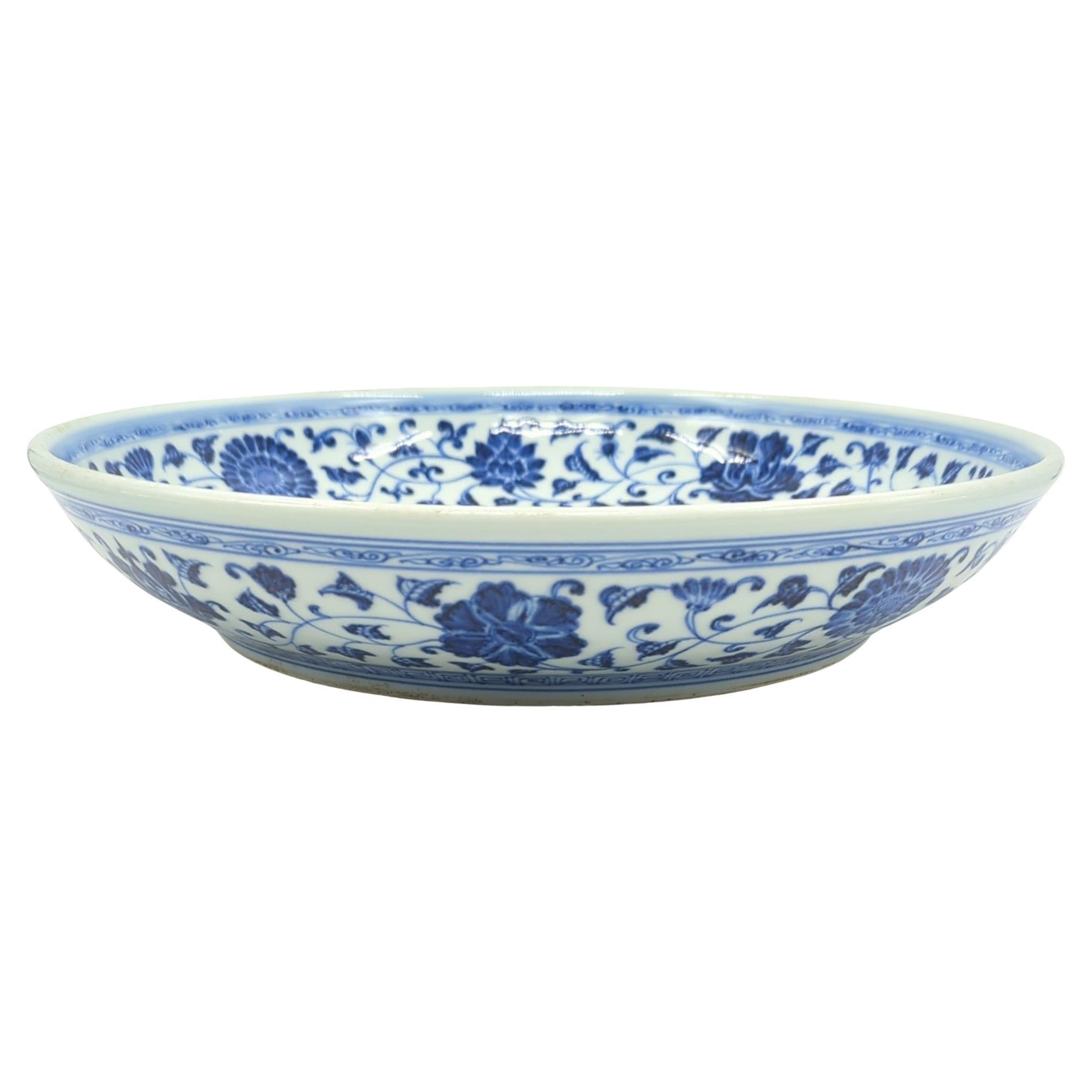Chinois Ancienne assiette de présentation chinoise de style Ming en forme de lotus, bleue et blanche, 19e siècle Qing en vente
