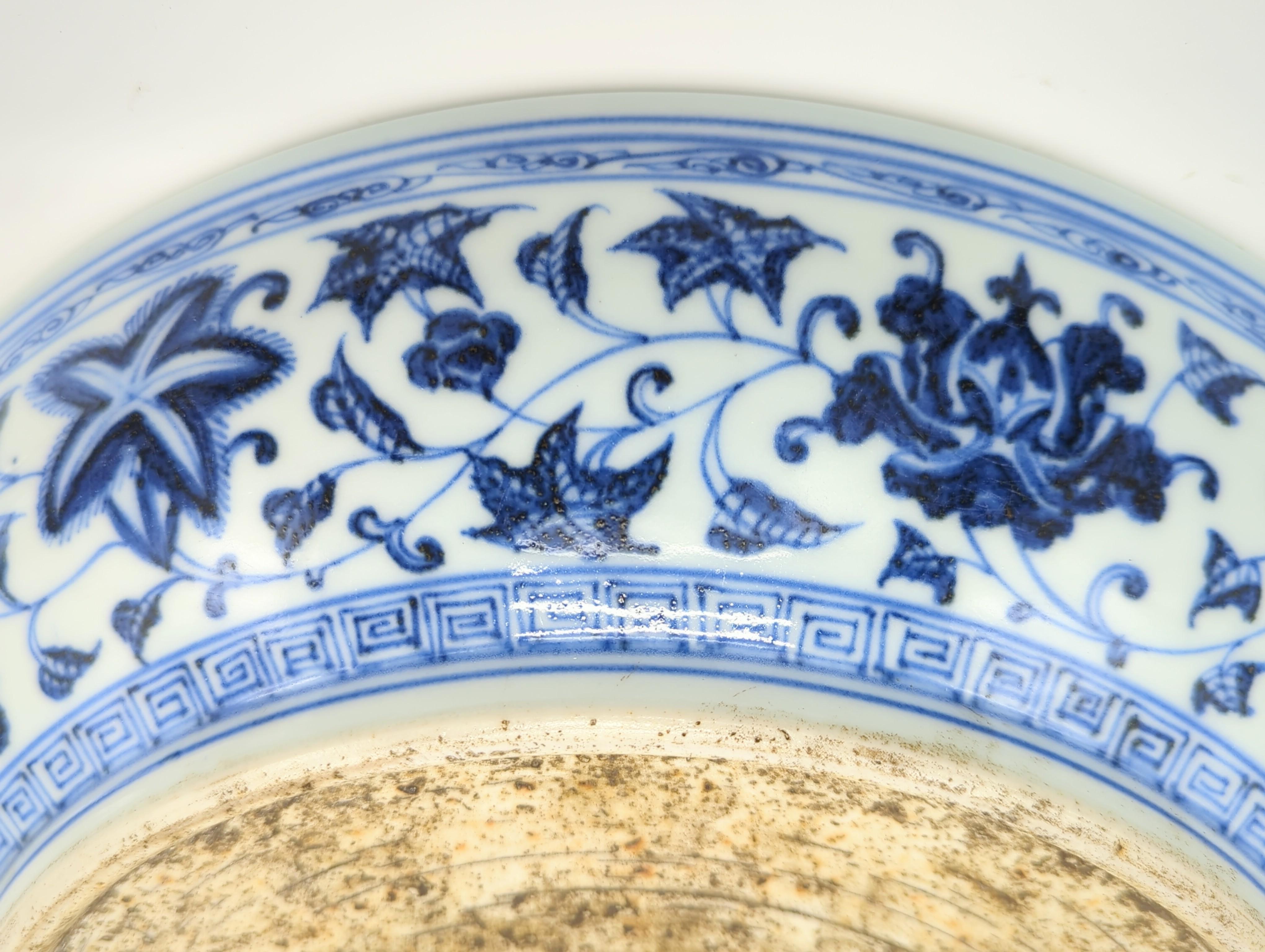 Ancienne assiette de présentation chinoise de style Ming en forme de lotus, bleue et blanche, 19e siècle Qing en vente 3