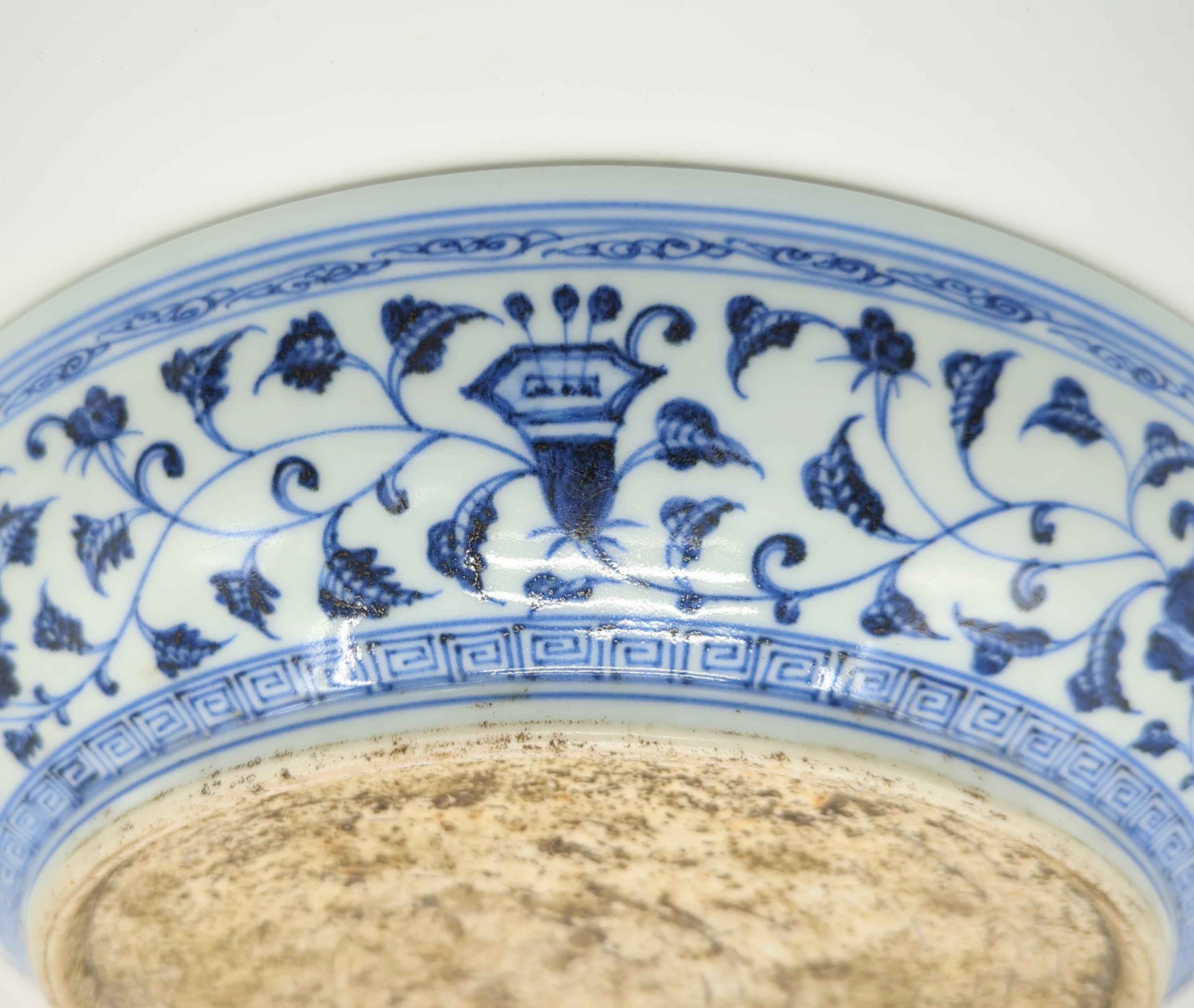 Ancienne assiette de présentation chinoise de style Ming en forme de lotus, bleue et blanche, 19e siècle Qing en vente 4