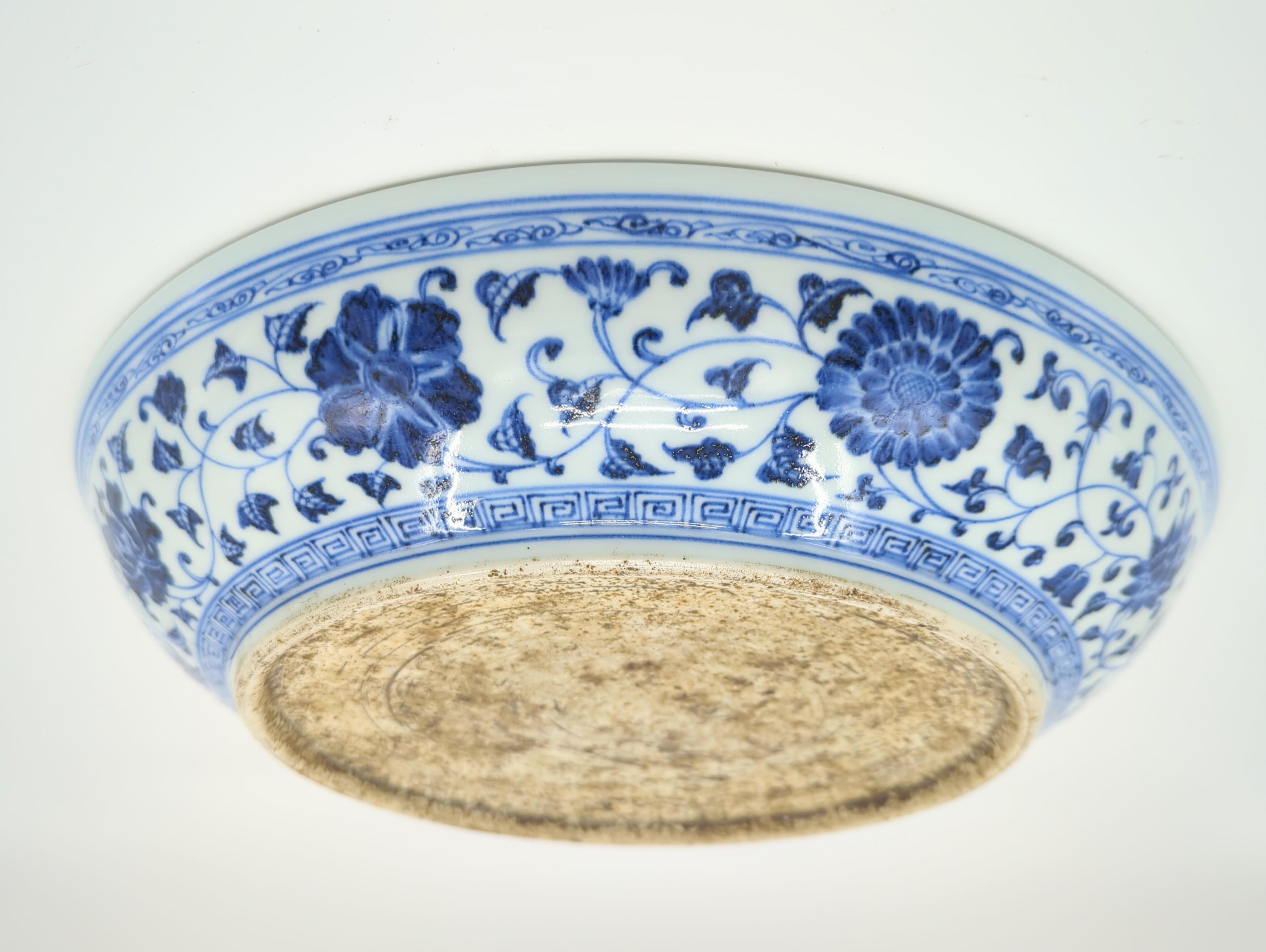Ancienne assiette de présentation chinoise de style Ming en forme de lotus, bleue et blanche, 19e siècle Qing en vente 2