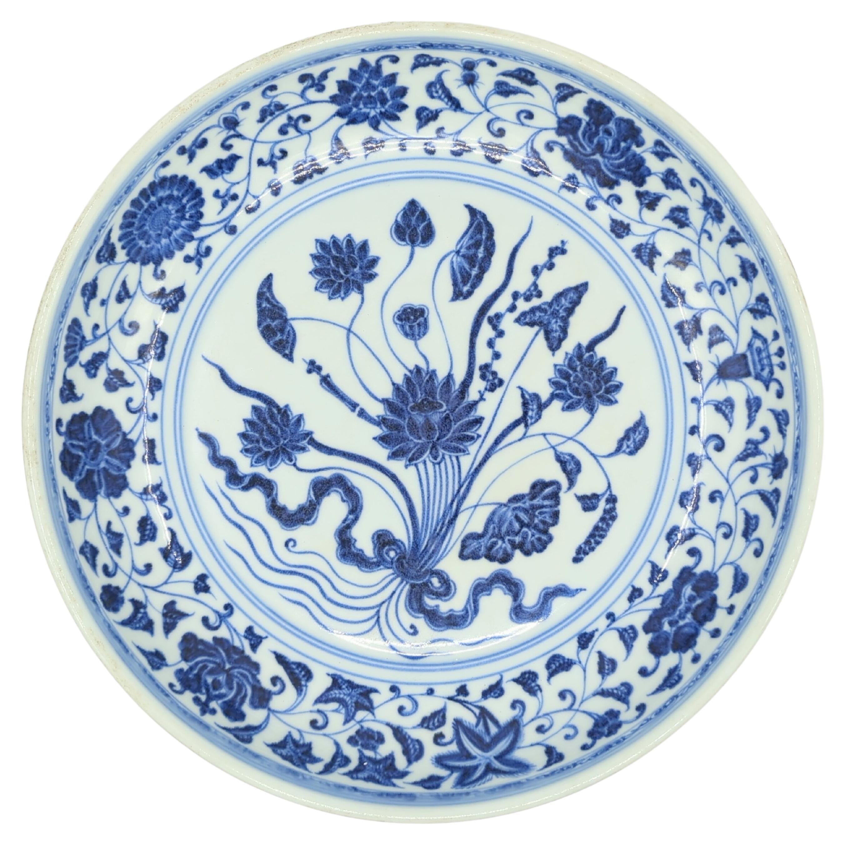 Antique Chinese Ming Style Blue and White BW Bunch Of Lotus Charger 19c Qing In Good Condition For Sale In Richmond, CA