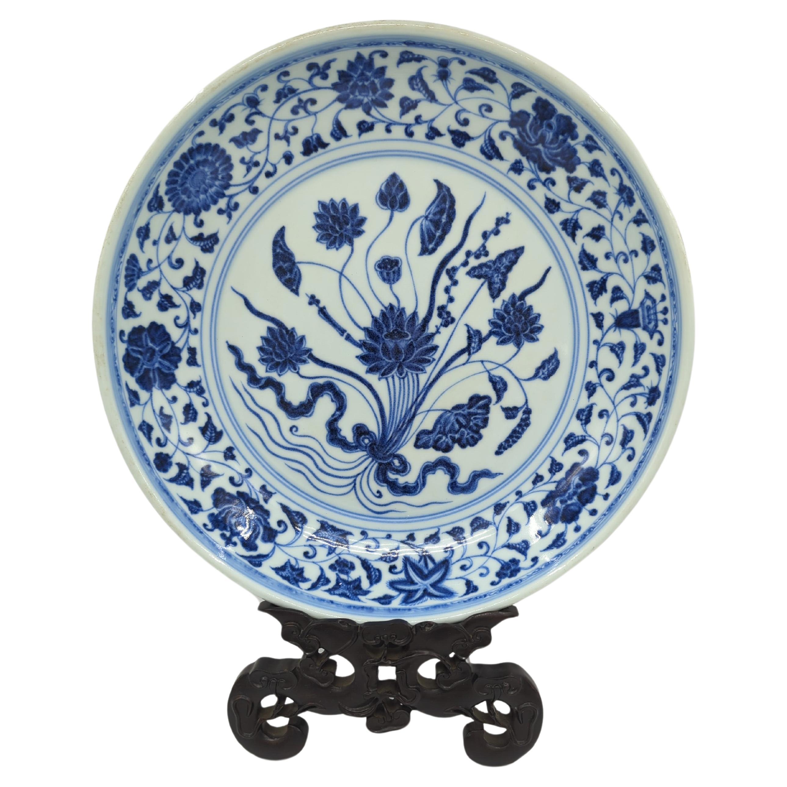 Ancienne assiette de présentation chinoise de style Ming en forme de lotus, bleue et blanche, 19e siècle Qing