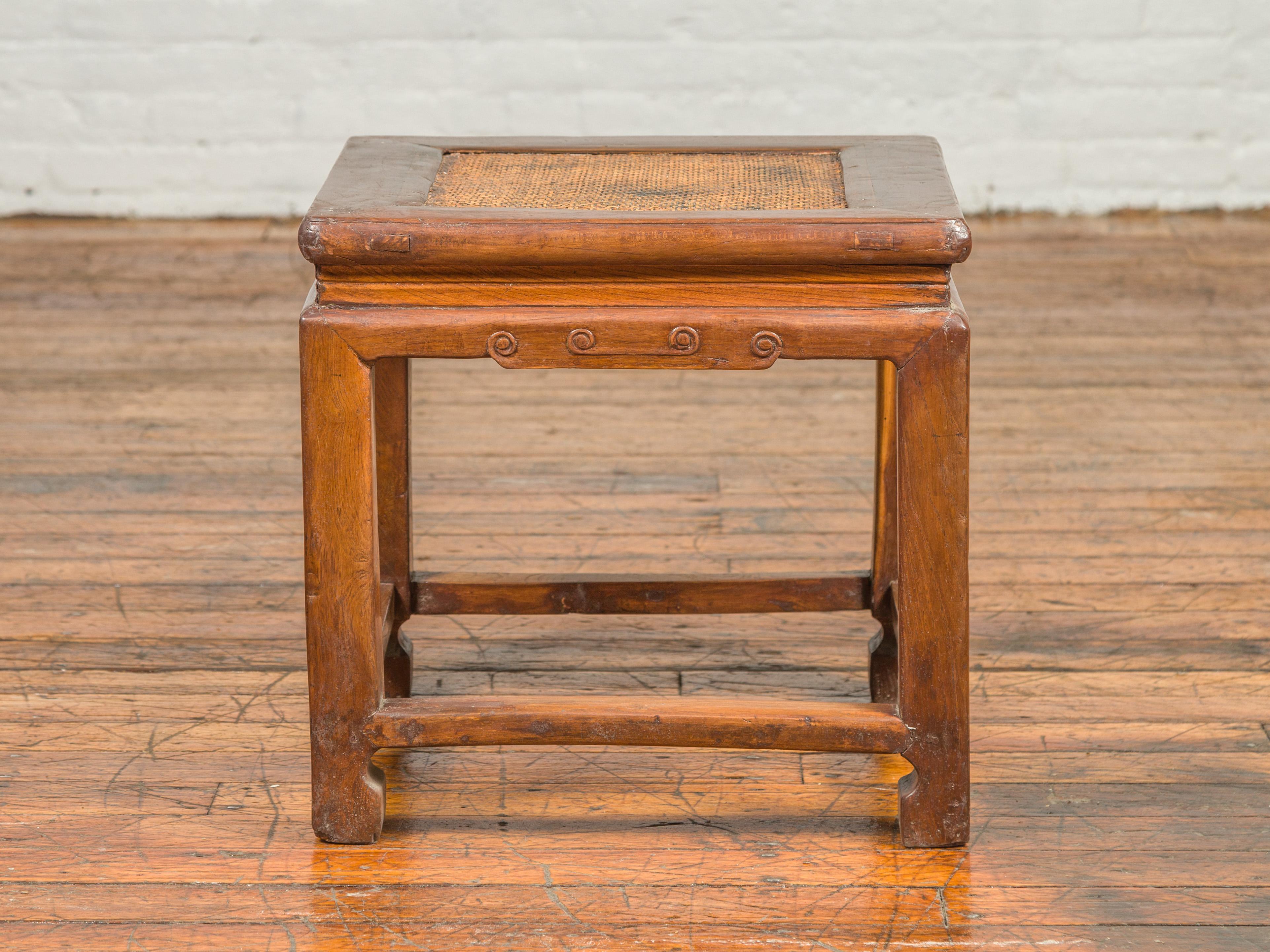 Tabouret chinois ancien de style Ming avec pieds en queue de cheval et rotin inséré Bon état - En vente à Yonkers, NY