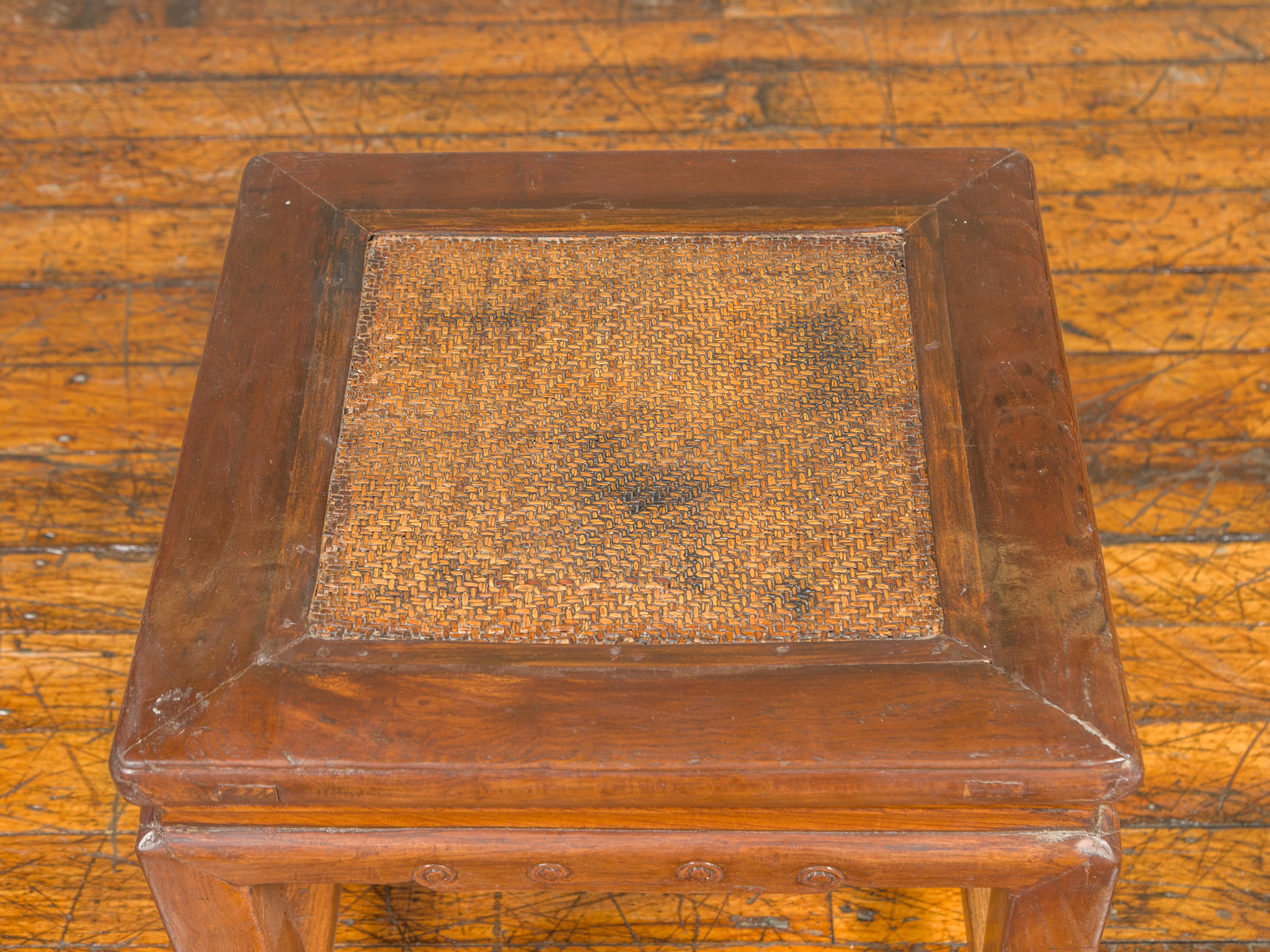 20ième siècle Tabouret chinois ancien de style Ming avec pieds en queue de cheval et rotin inséré en vente