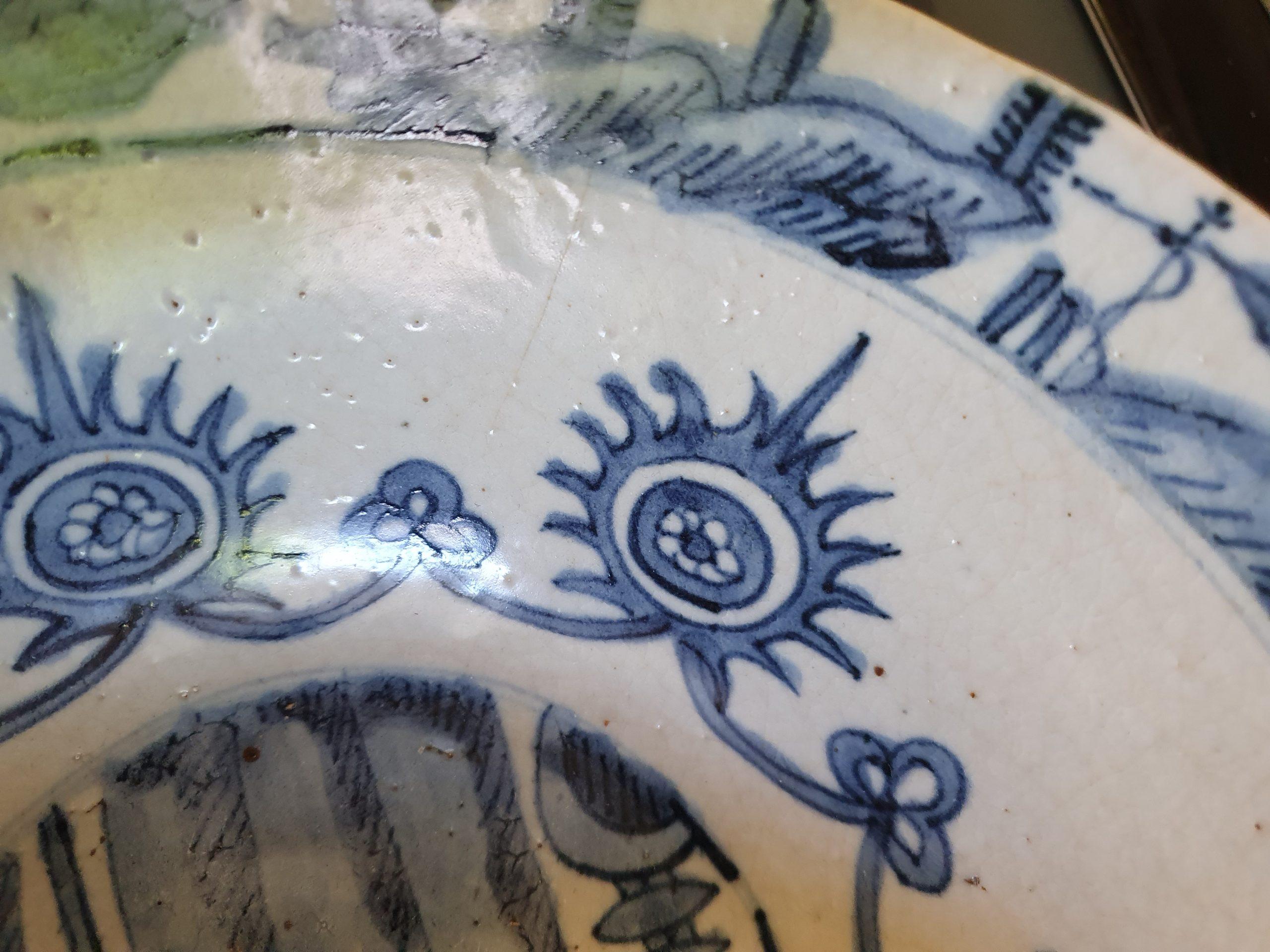 Antique Chinese Ming Swatow Zhangzhou Crackle Celadon Bowl Bird, circa 1600 In Good Condition For Sale In Amsterdam, Noord Holland
