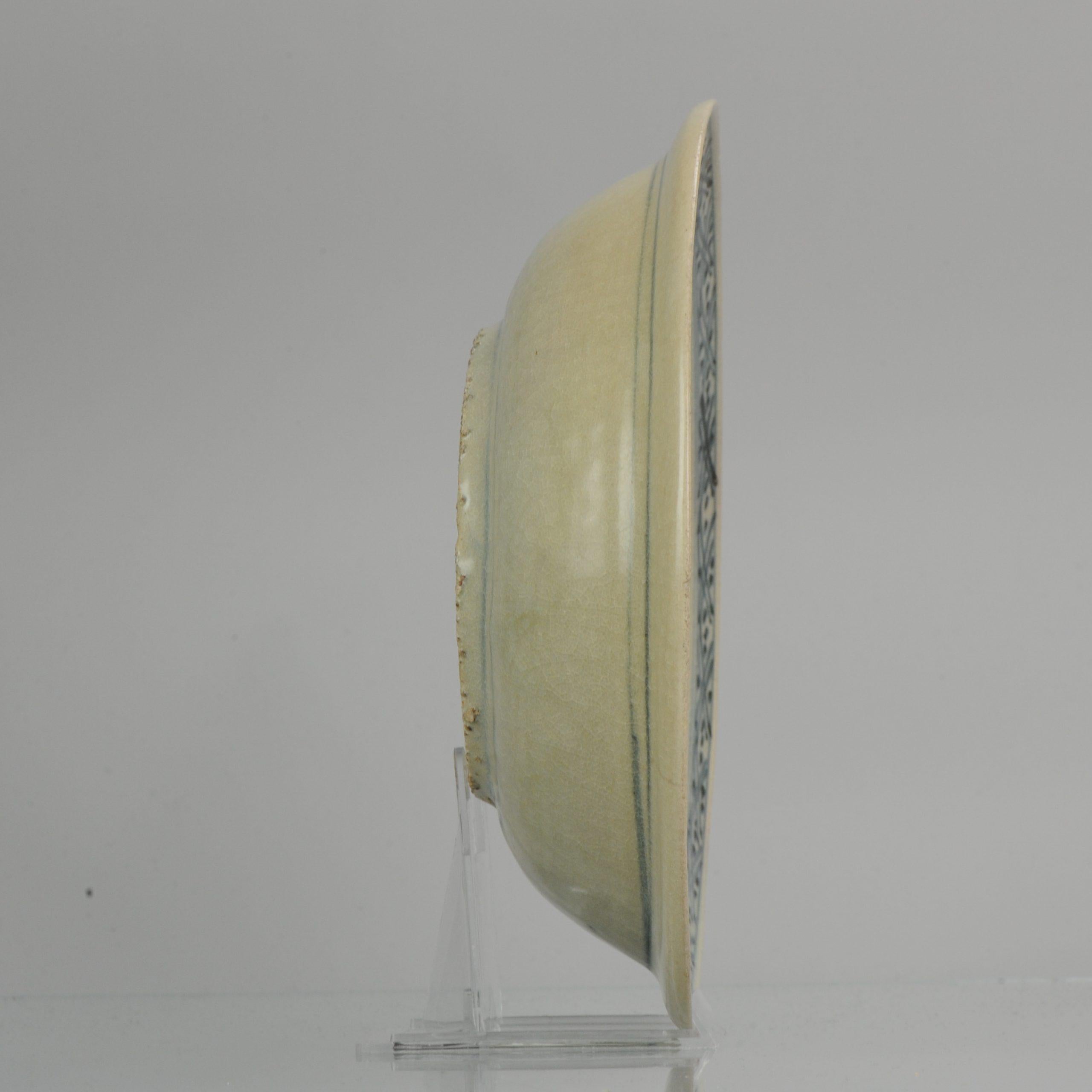 Antique Chinese Ming Swatow Zhangzhou Crackle Celadon Charger, circa 1600 For Sale 4