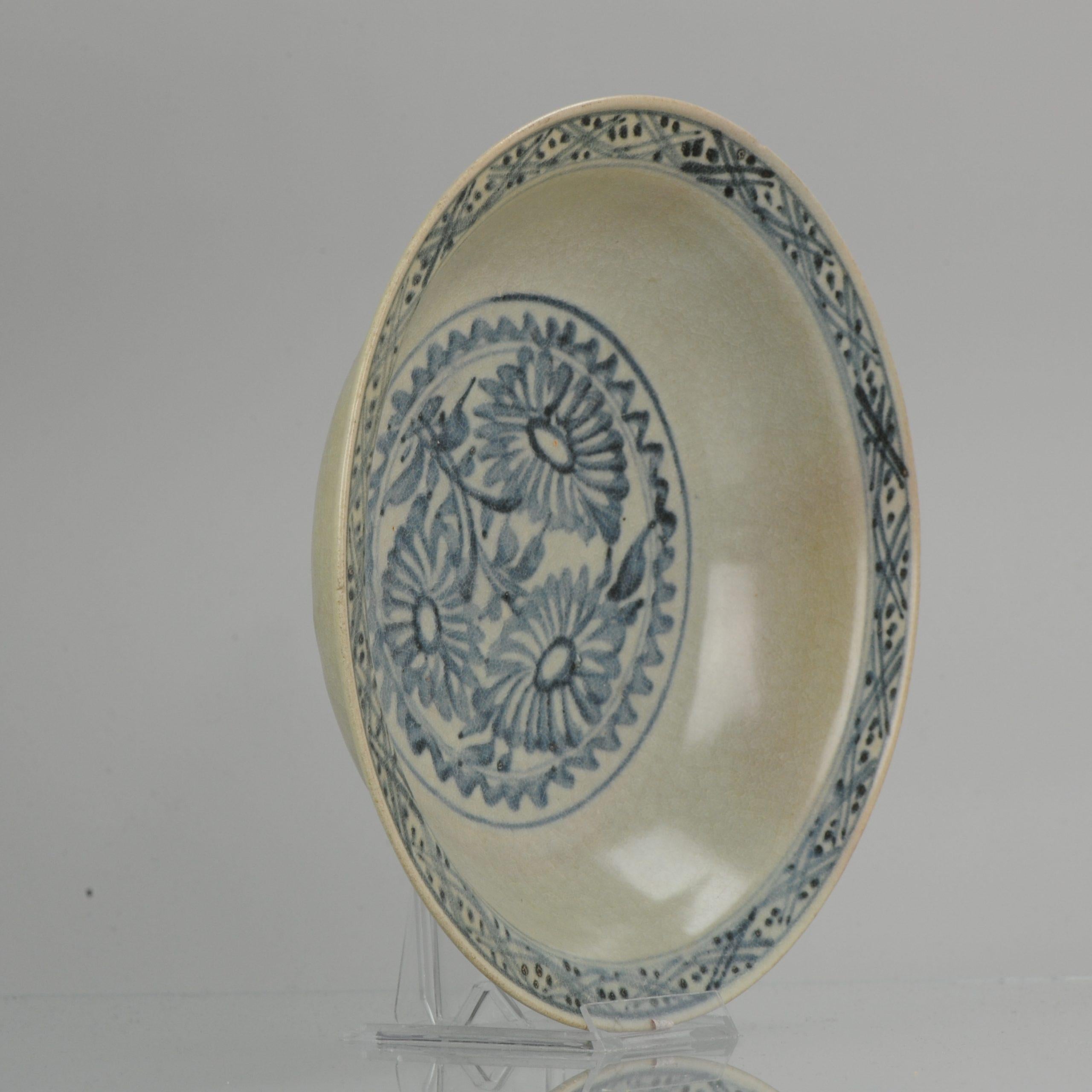Antique Chinese Ming Swatow Zhangzhou Crackle Celadon Charger, circa 1600 For Sale 5