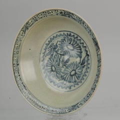 Antique Chinese Ming Swatow Zhangzhou Crackle Celadon Charger, circa 1600