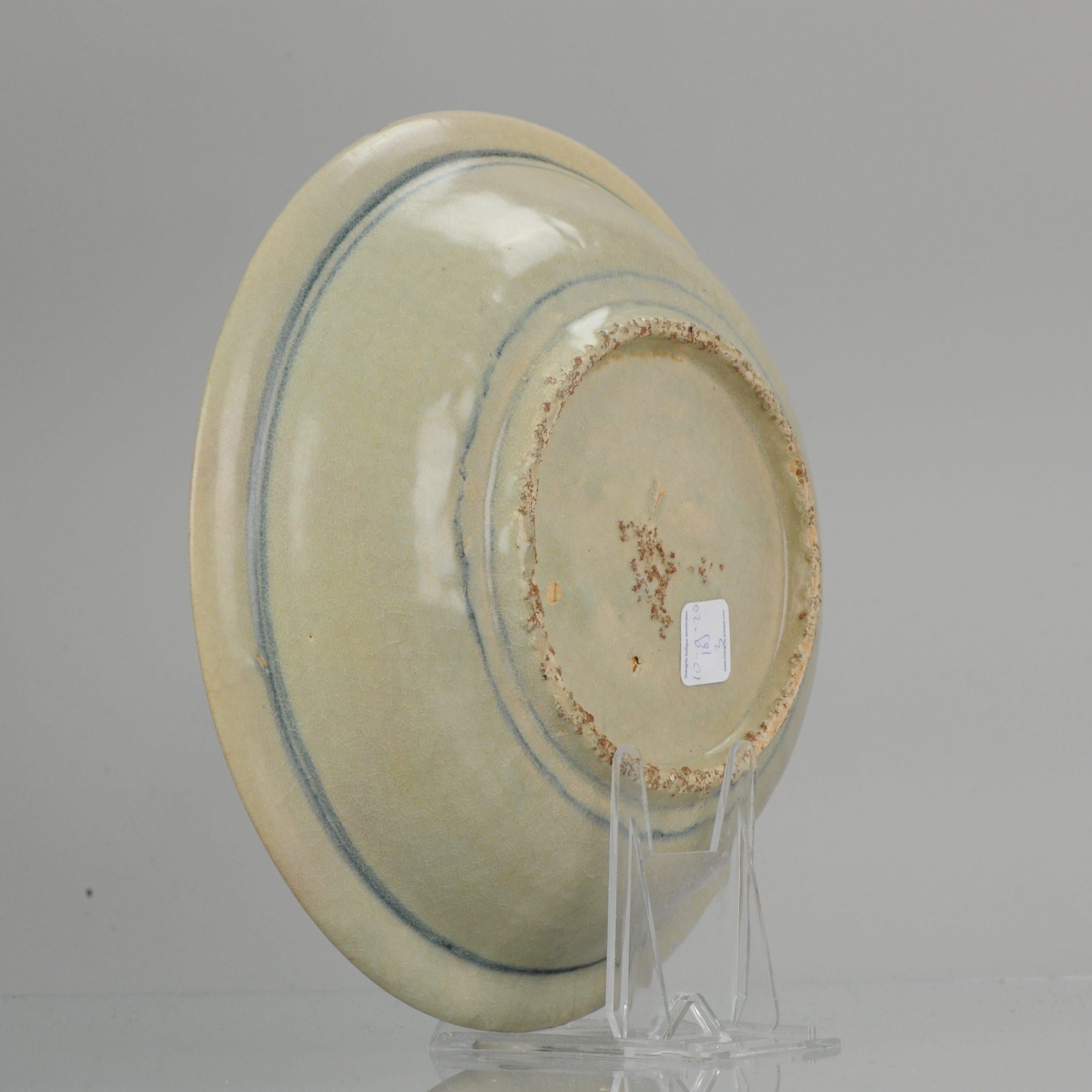 18th Century and Earlier Antique Chinese Ming Swatow Zhangzhou Crackle Celadon Charger, circa 1600 For Sale