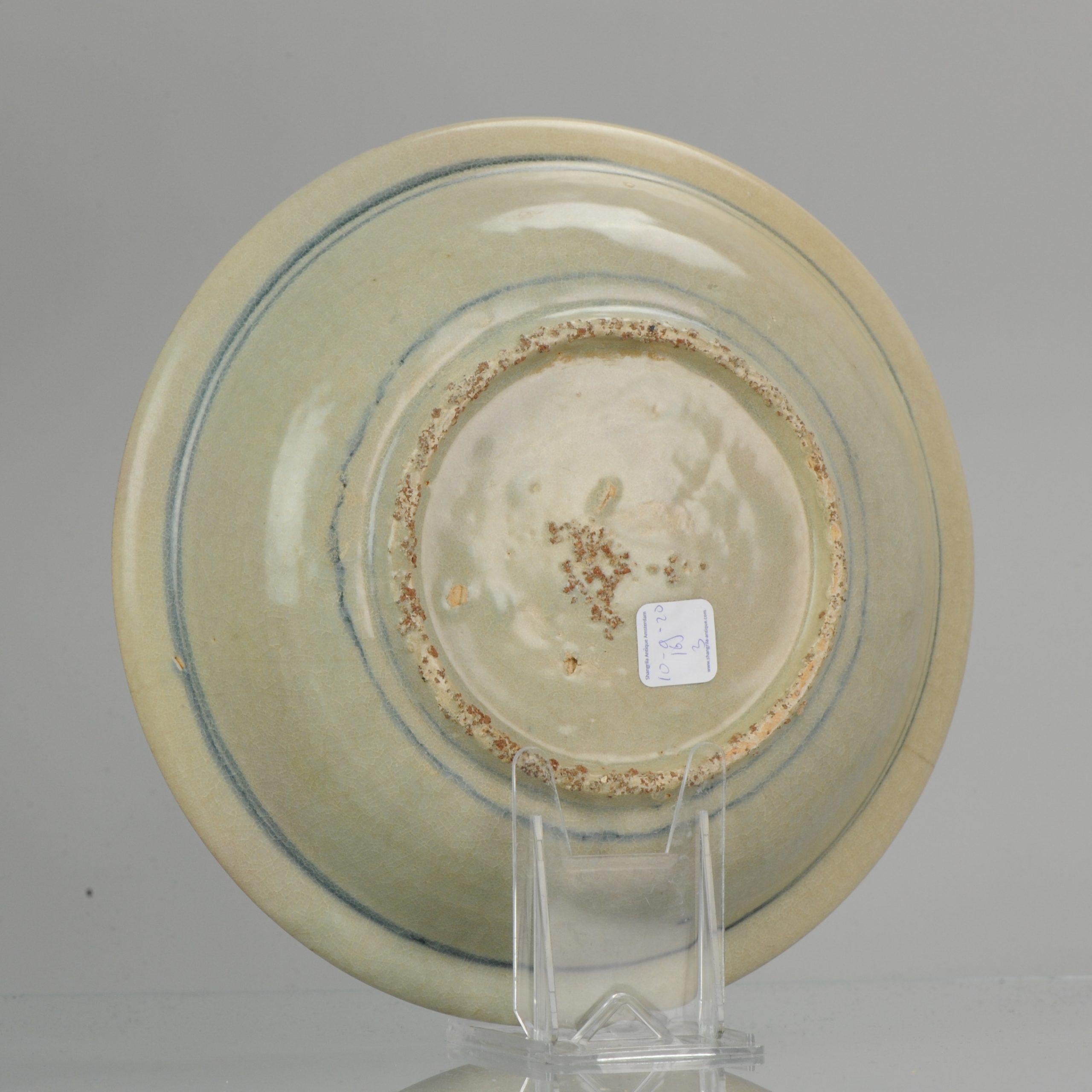 Porcelaine Assiette de présentation chinoise ancienne en céladon craquelé de Ming Swatow Zhangzhou, vers 1600 en vente