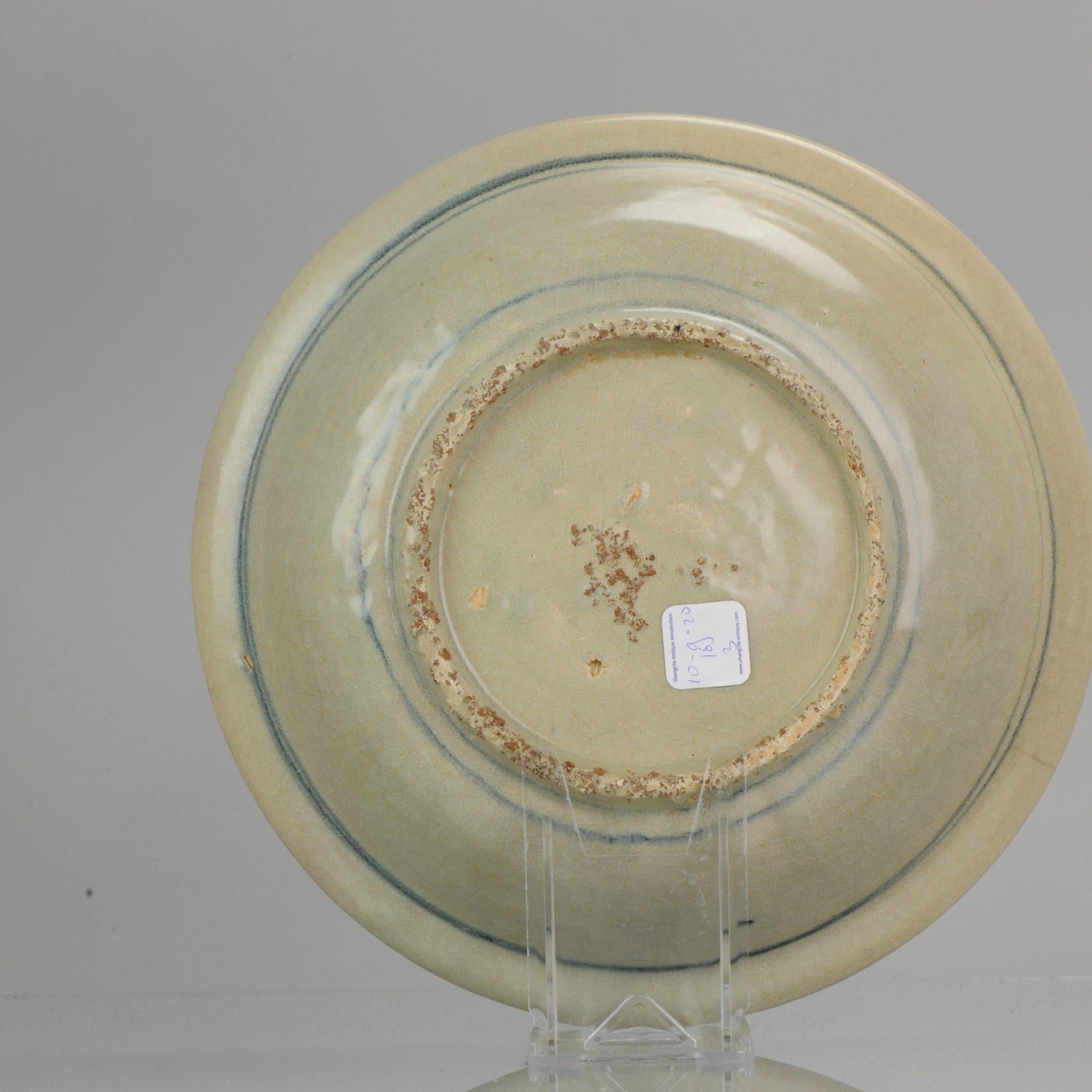 Antique Chinese Ming Swatow Zhangzhou Crackle Celadon Charger, circa 1600 For Sale 1