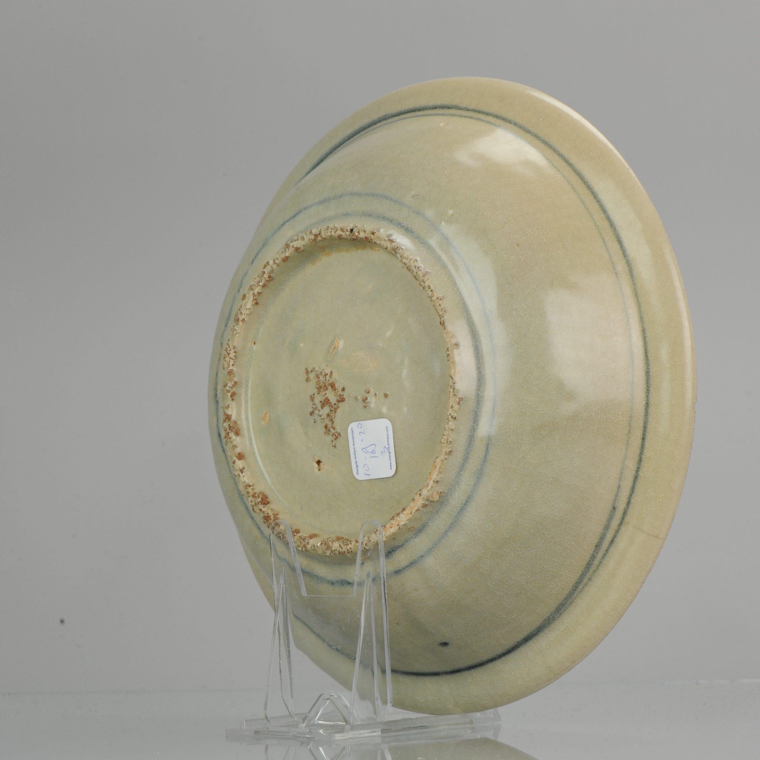 Antique Chinese Ming Swatow Zhangzhou Crackle Celadon Charger, circa 1600 For Sale 2