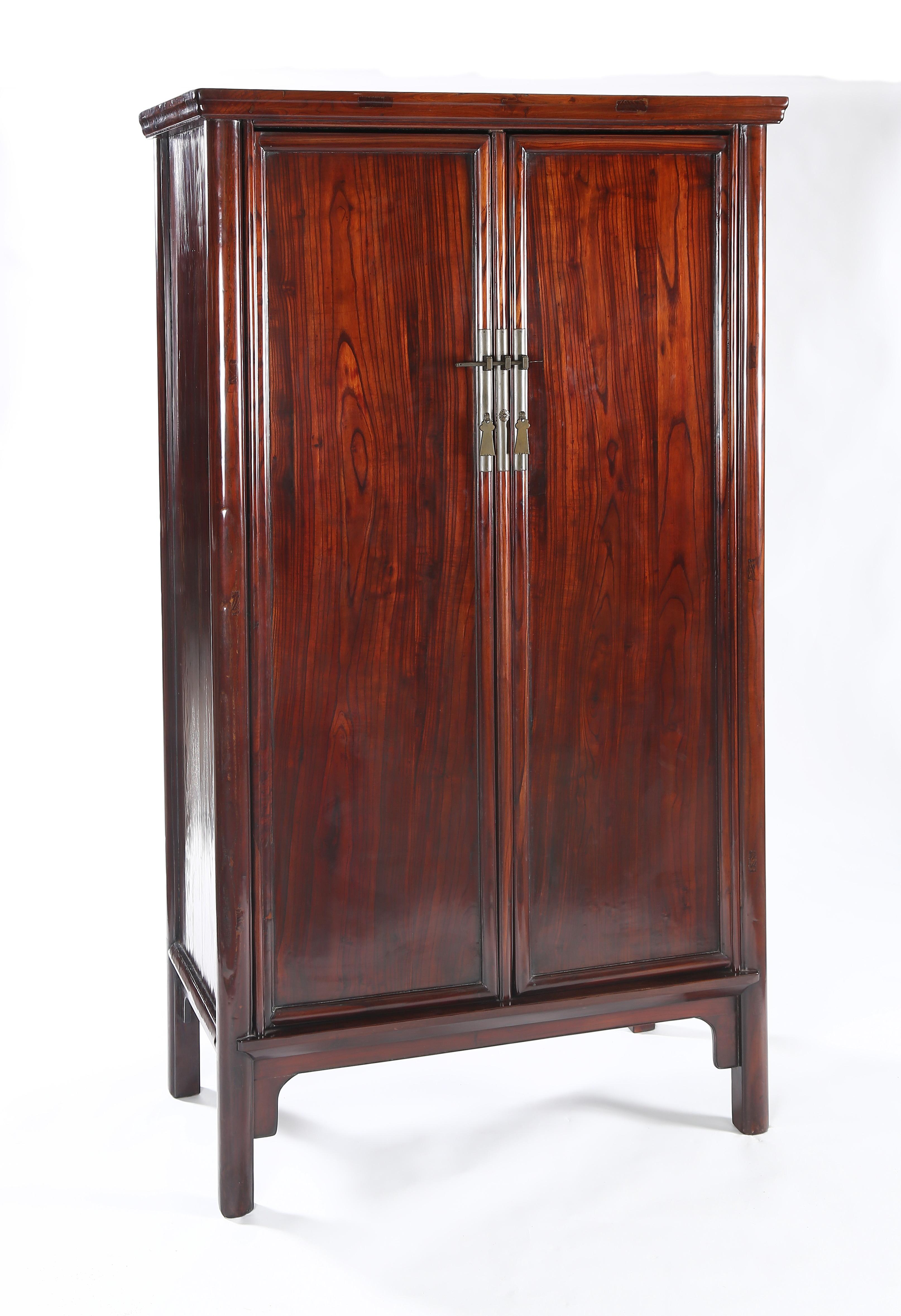 Hand-Crafted Antique Chinese Ming tapered round corner cabinet with central removable stuile For Sale