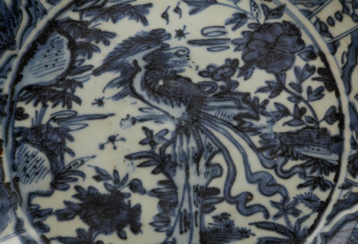 Hand-Crafted Antique Chinese Ming Zhangzhou Phoenix Bird Dish 16th Century For Sale