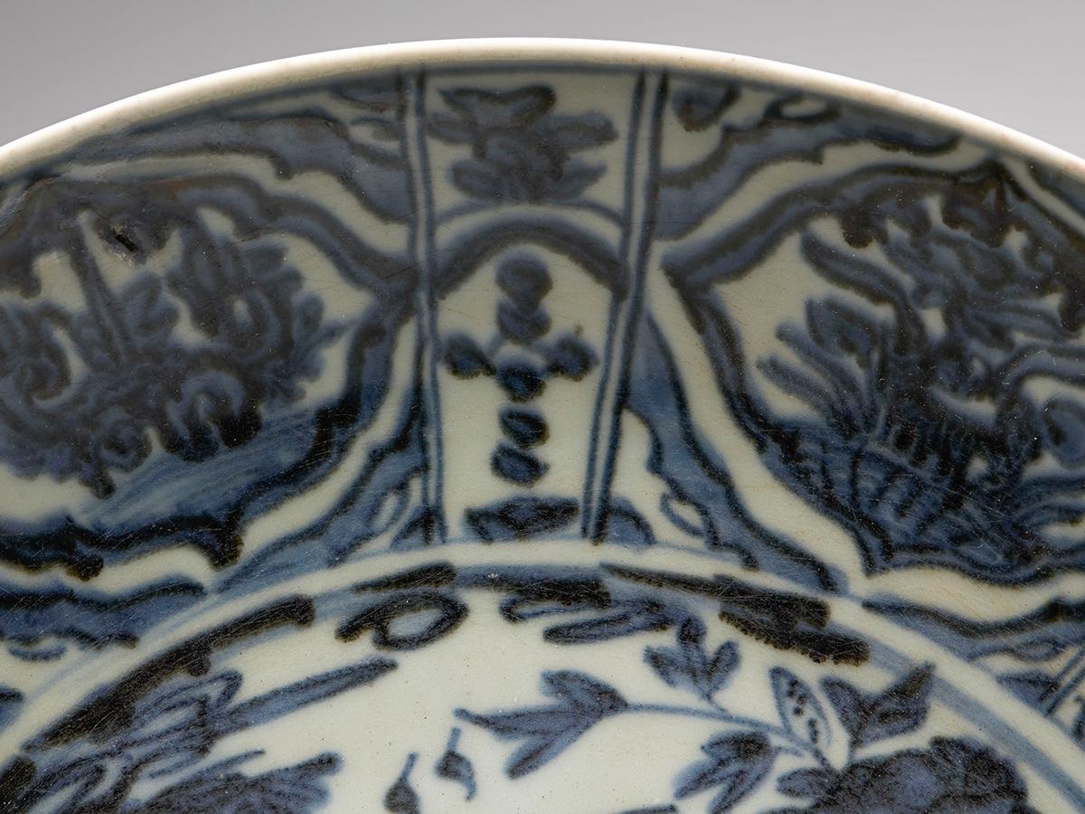 Antique Chinese Ming Zhangzhou Phoenix Bird Dish 16th Century In Fair Condition For Sale In Bishop's Stortford, Hertfordshire