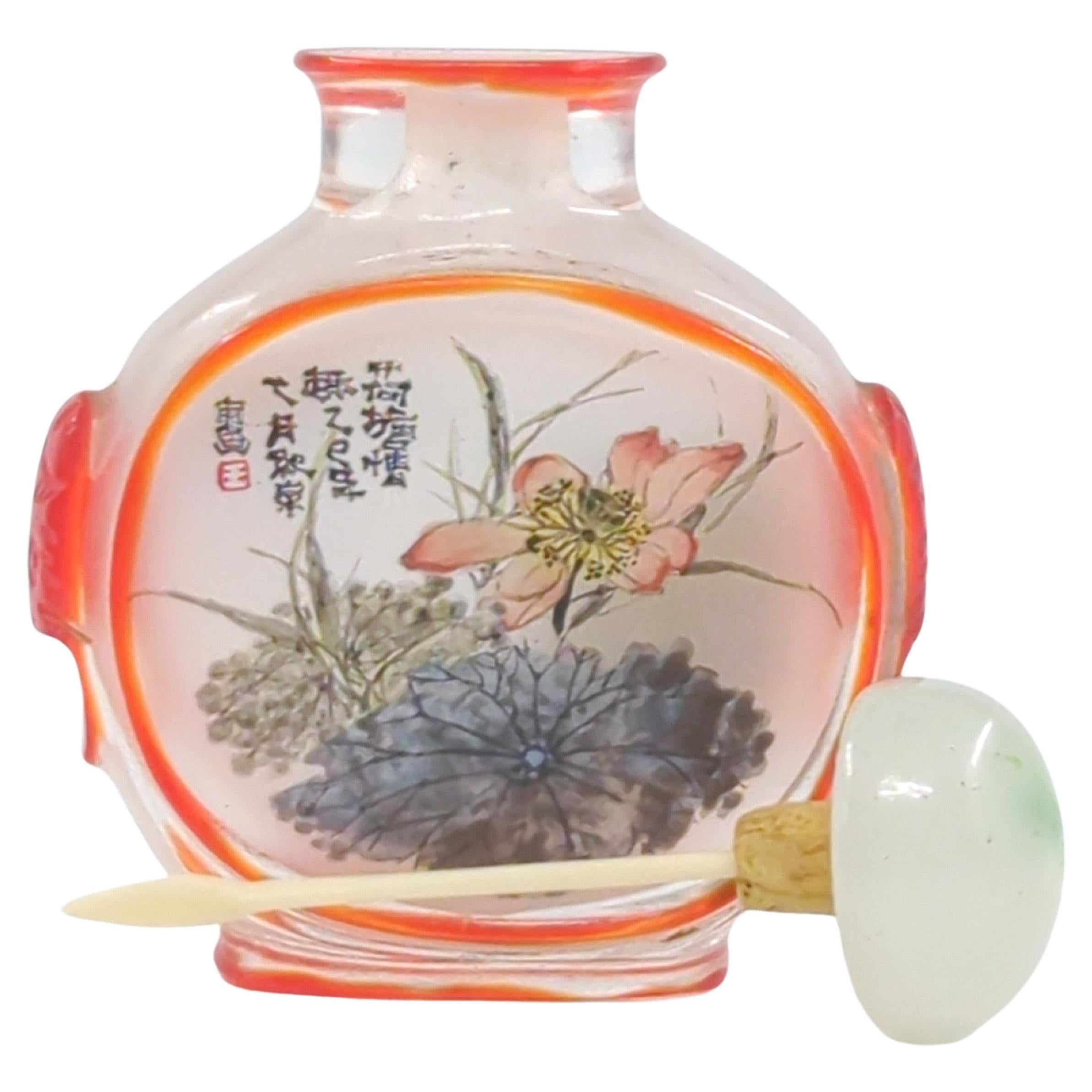 Antike chinesische Mini-Schnupftabakflasche mit Lotusblüten, bemalt, signiert Qing 20c (Glas) im Angebot