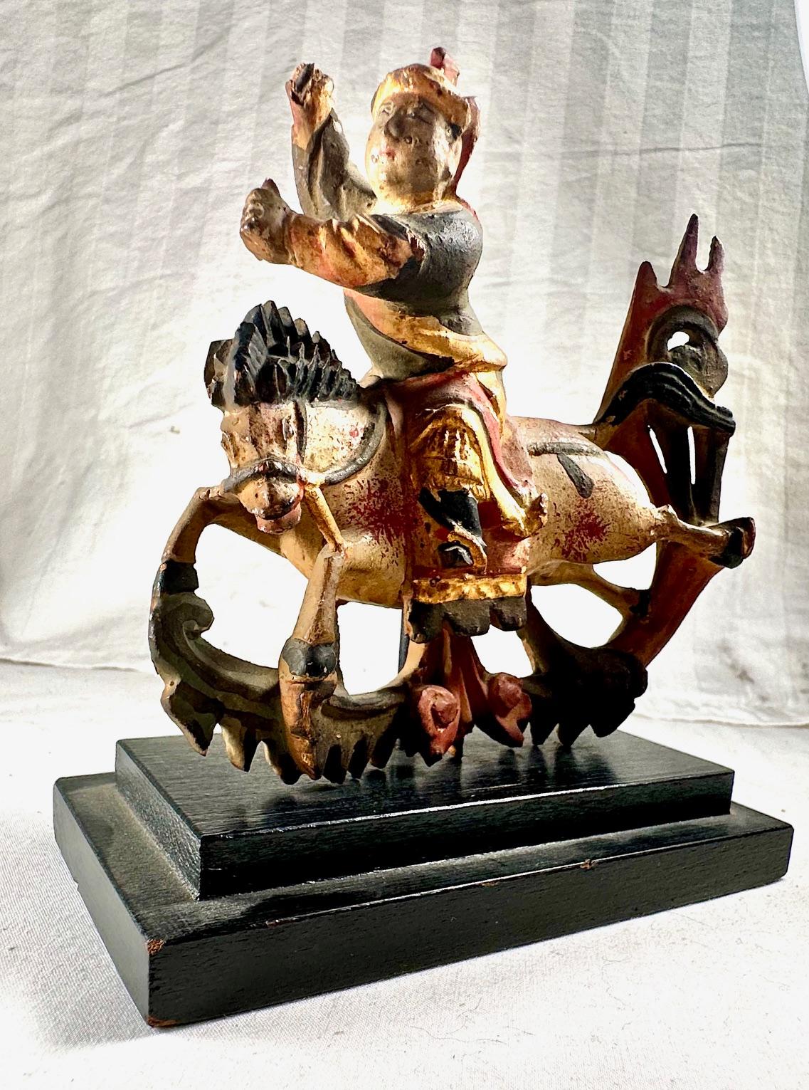 Antike chinesische Miniatur Polychromed Holz geschnitzt Statue auf Stand (Chinesisch) im Angebot